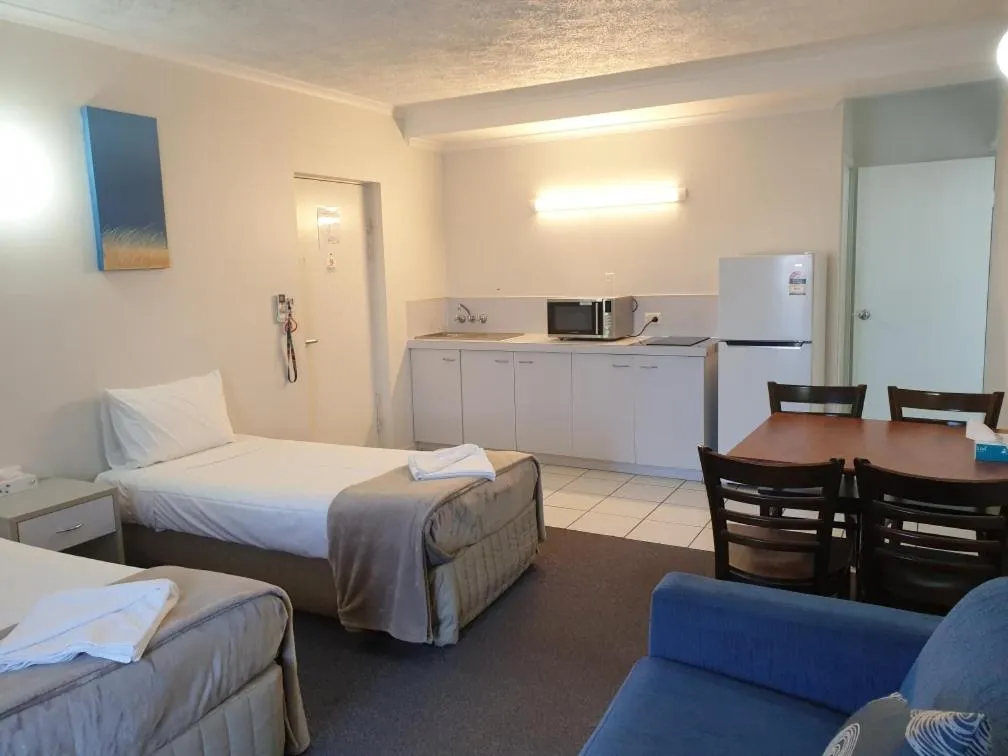 Kitchen or kitchenette, Bed in Shakespeare Motel