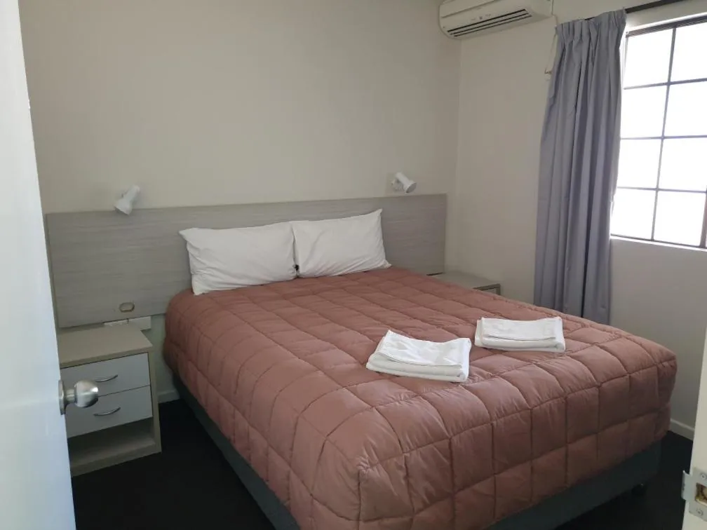 Bedroom, Bed in Shakespeare Motel