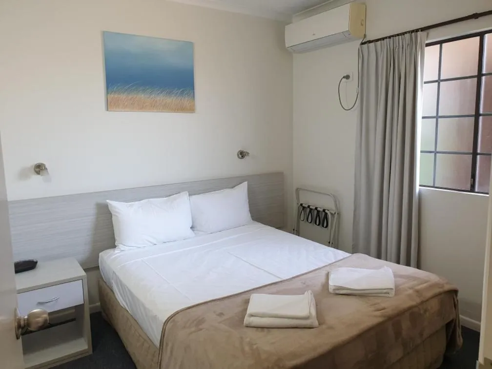 Bedroom, Bed in Shakespeare Motel