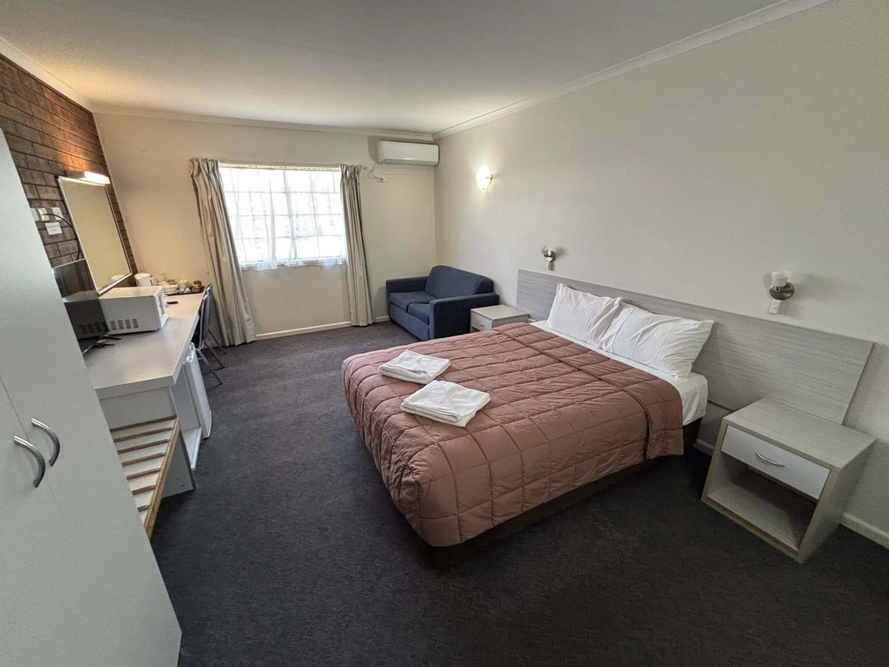 Bed in Shakespeare Motel