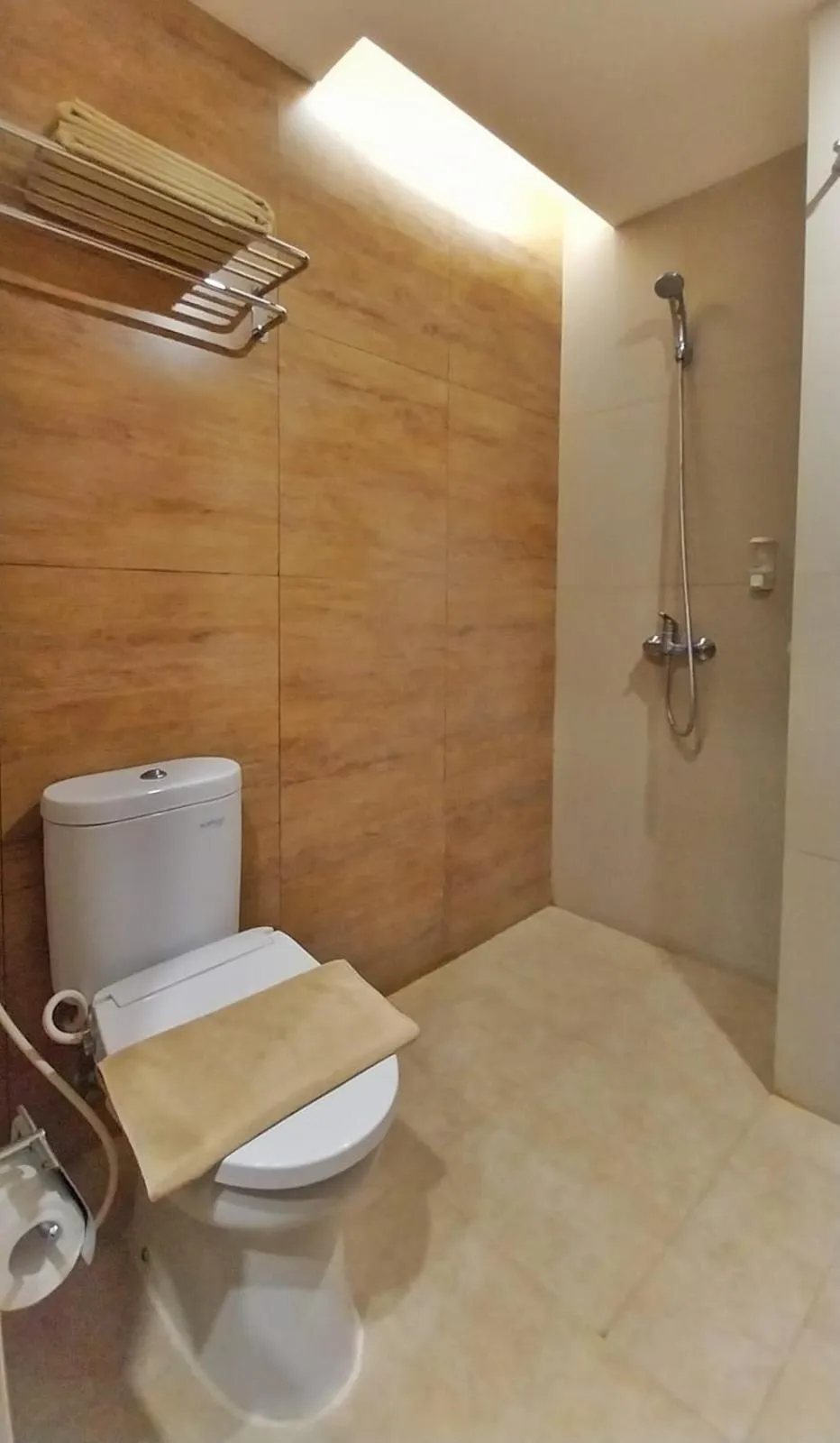 Toilet in Hotel Brothers Solo