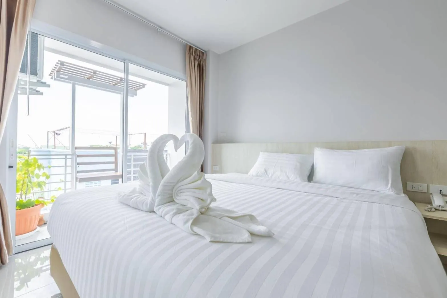 Bed in Sananwan Hometel