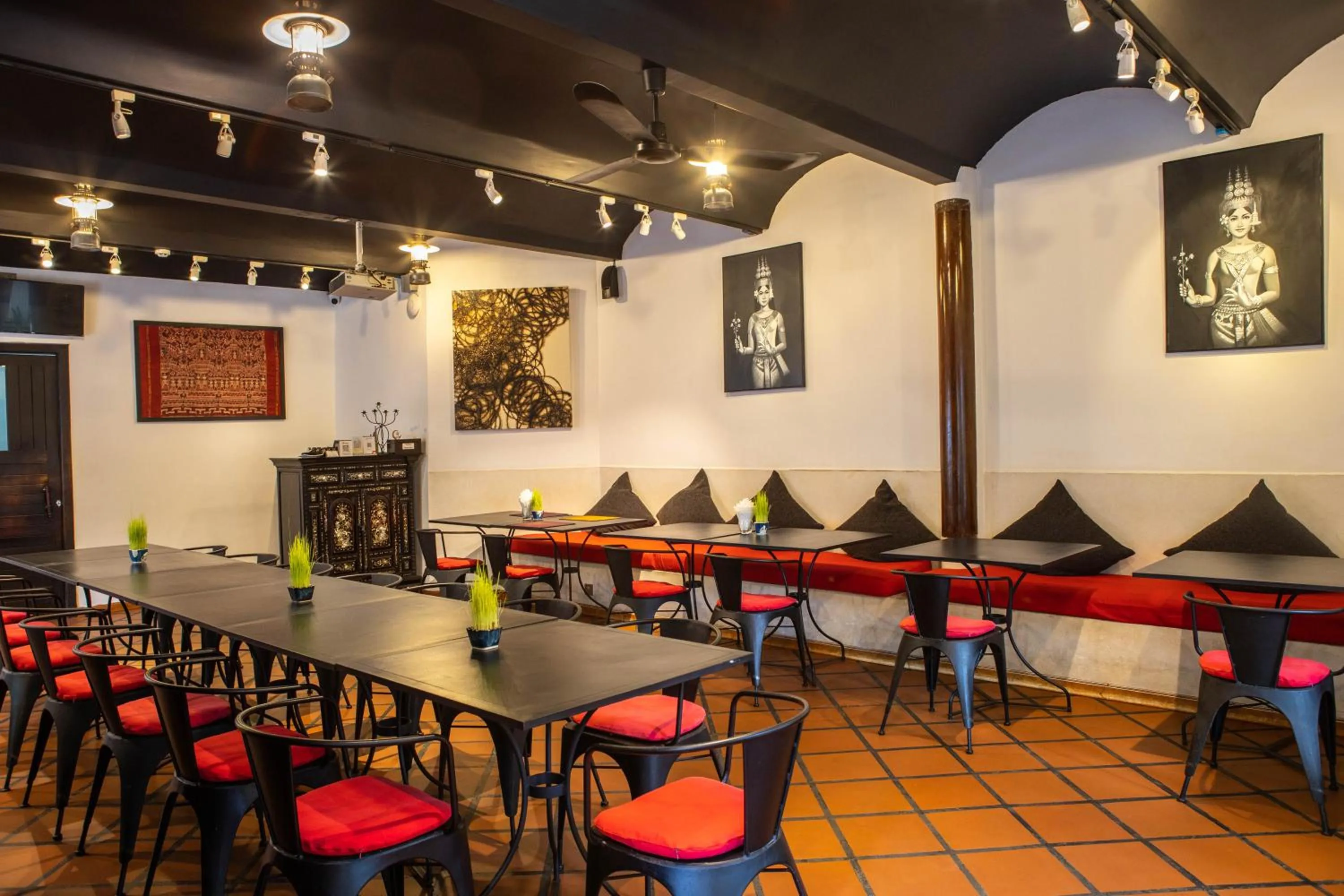 Restaurant/places to eat in La Rose Suites