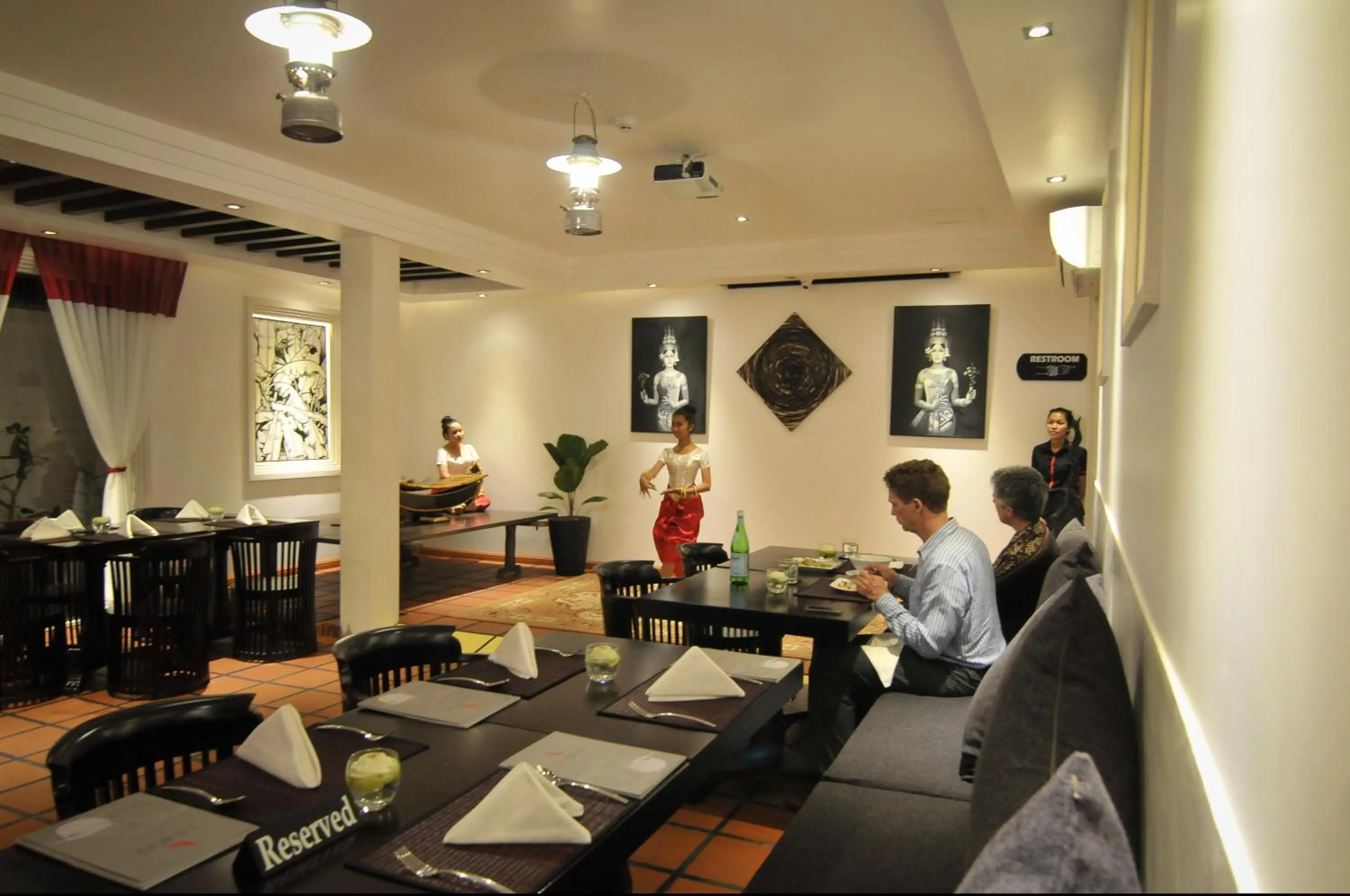 Restaurant/places to eat in La Rose Suites