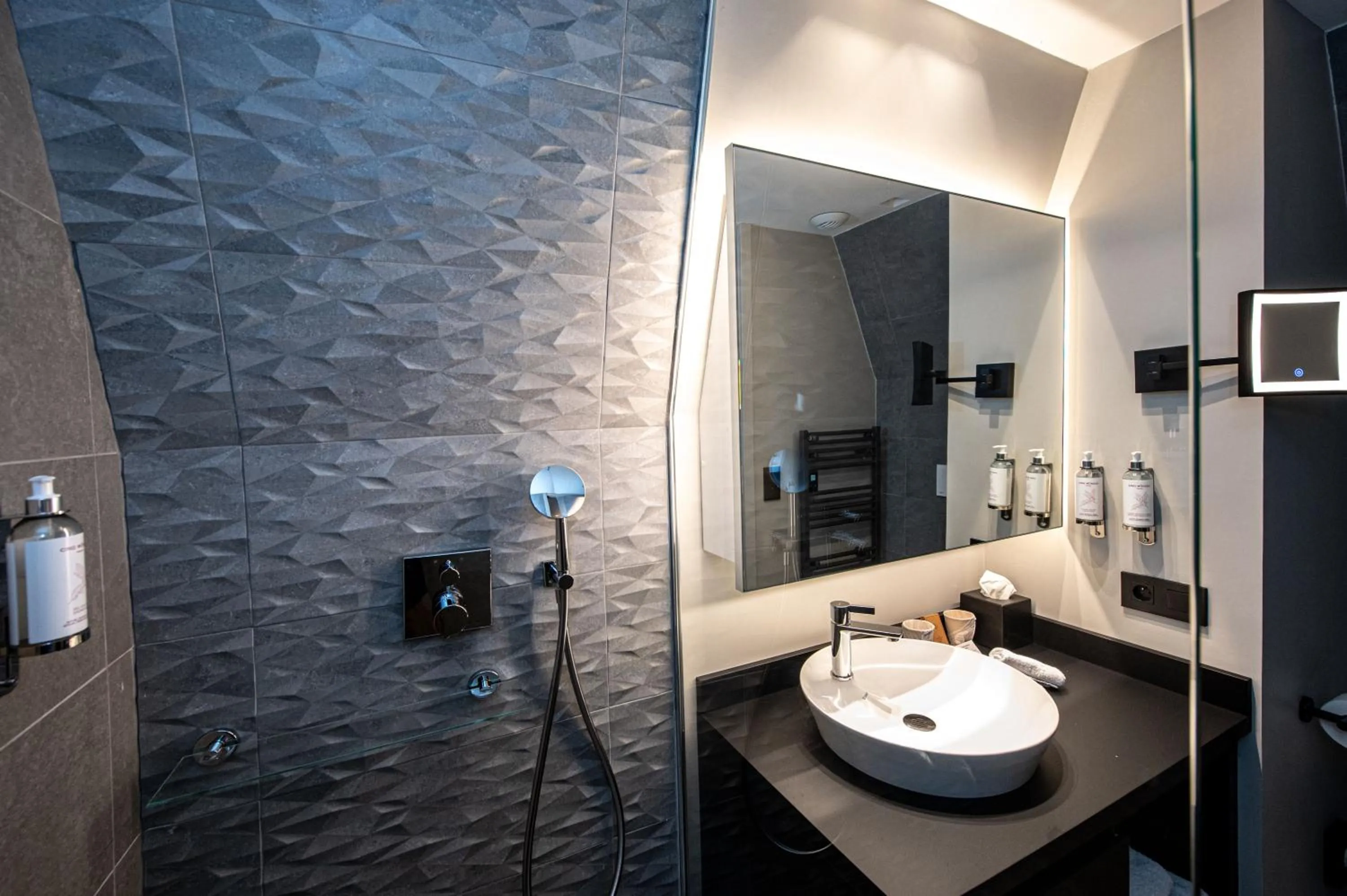 Shower in Best Western Premier Le Chapitre Hotel and Spa