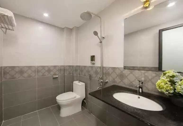 Bathroom in Hanoi Backpackersuite Hostel