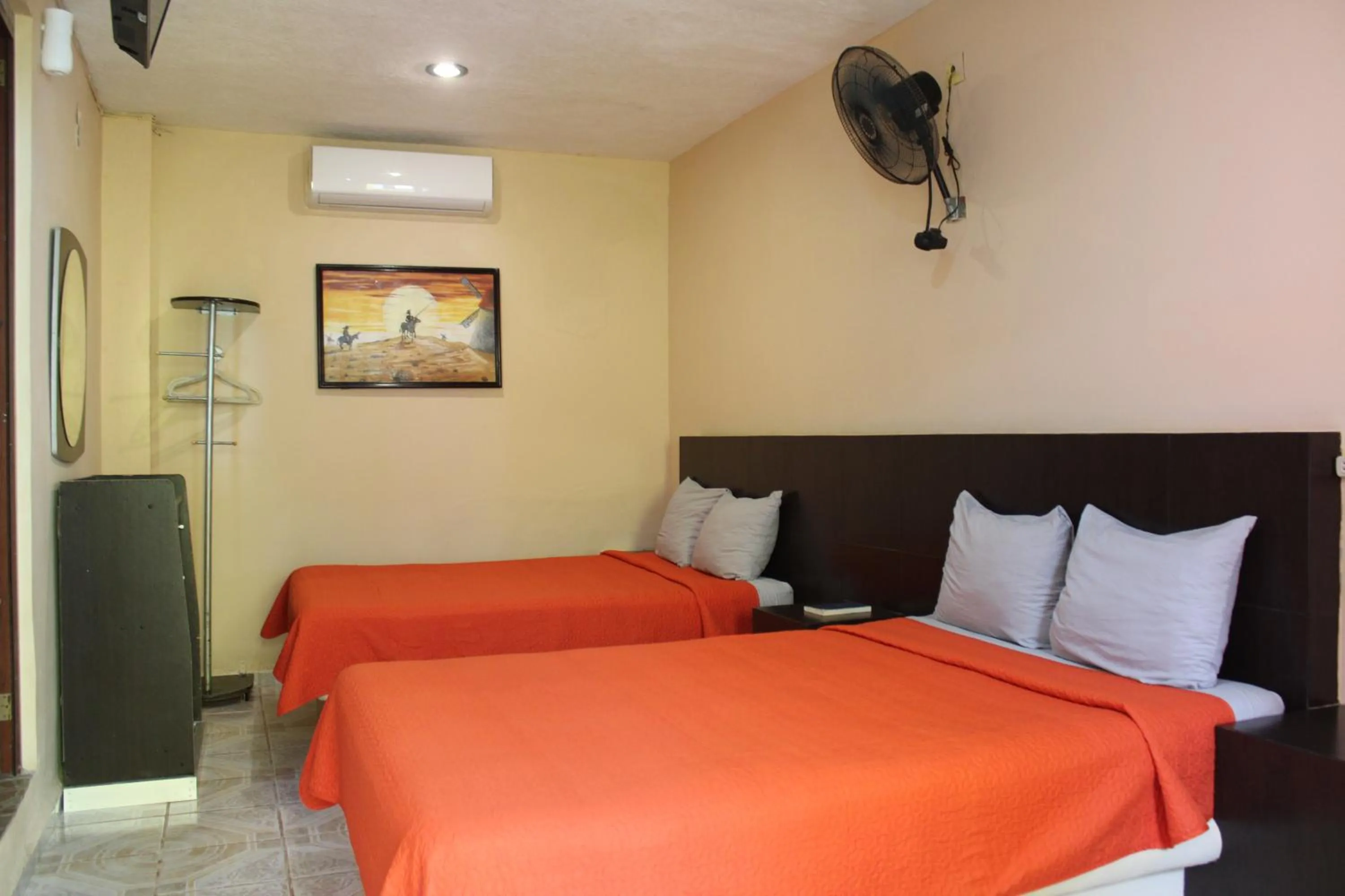 Photo of the whole room, Bed in Hotel Guaranducha Inn