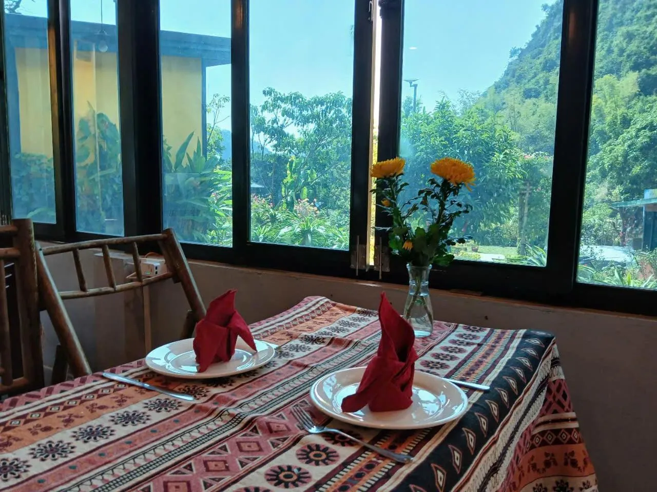 Restaurant/places to eat in Catba Papillon Garden Bungalows & Resort