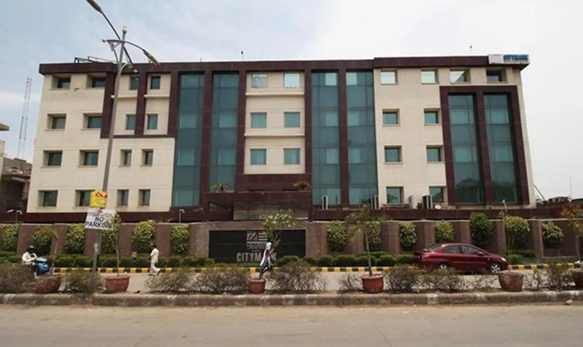 Property building in Super Townhouse OAK Hotel B City Mark