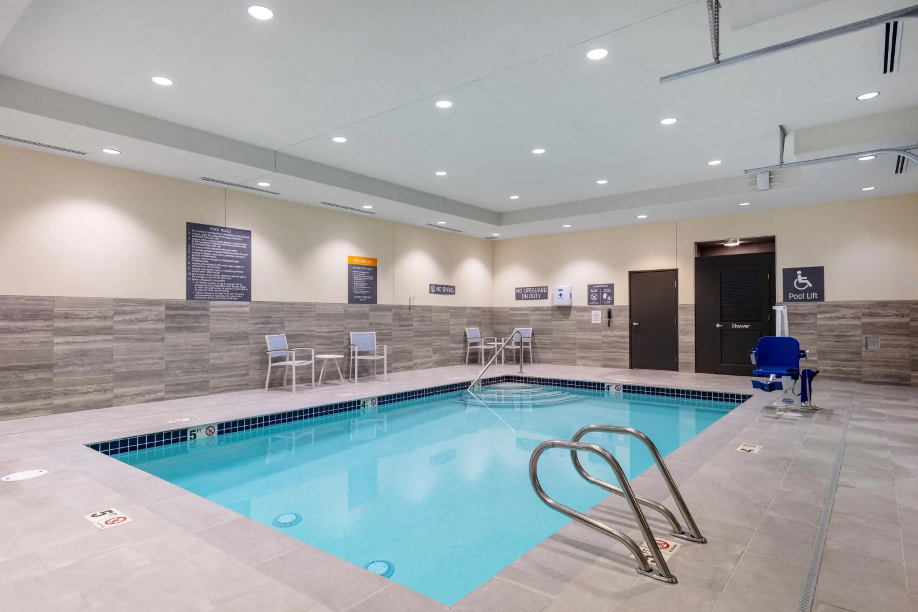 Swimming pool in La Quinta Inn & Suites by Wyndham Centralia