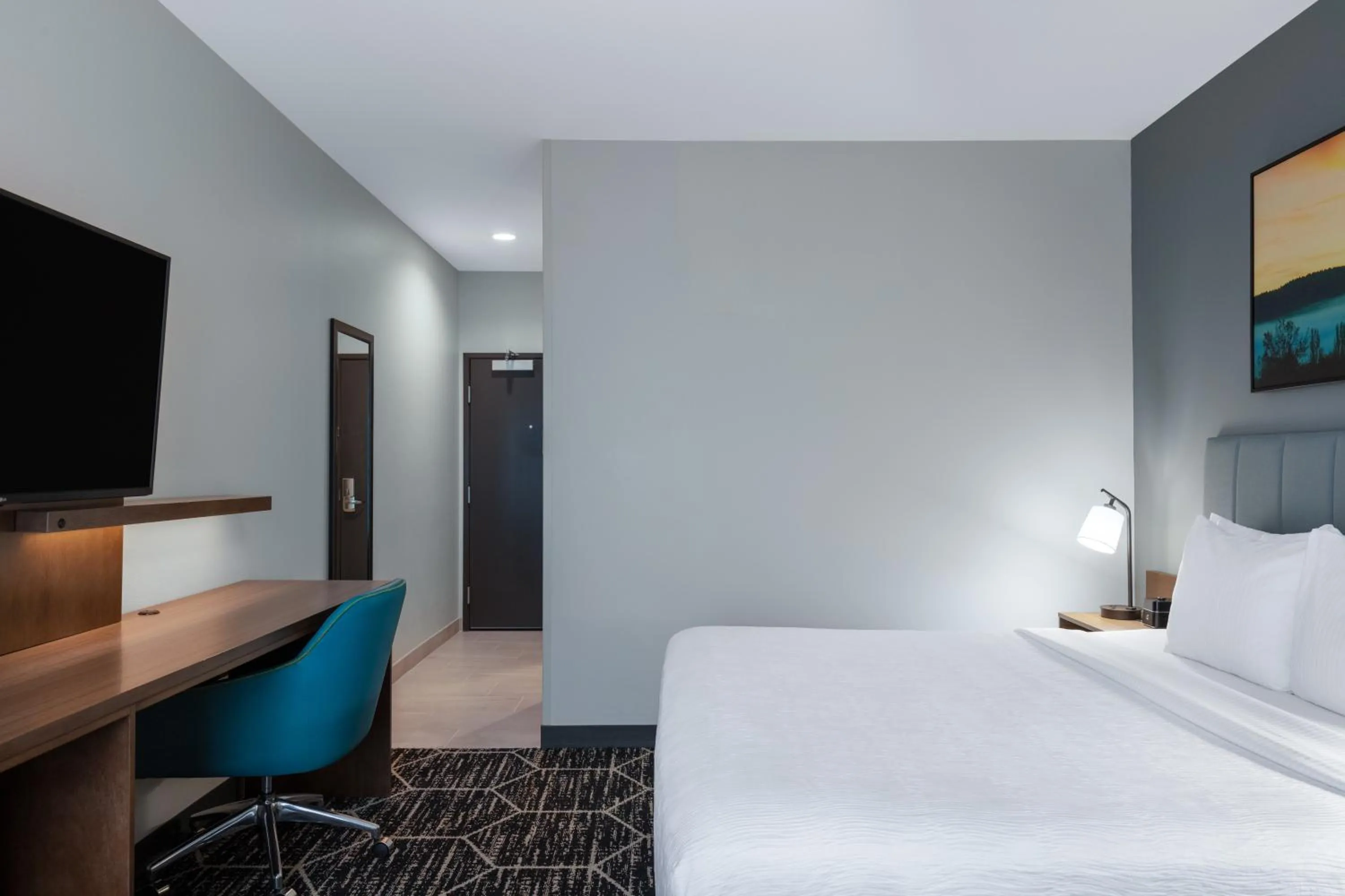 Photo of the whole room, Bed in La Quinta Inn & Suites by Wyndham Centralia