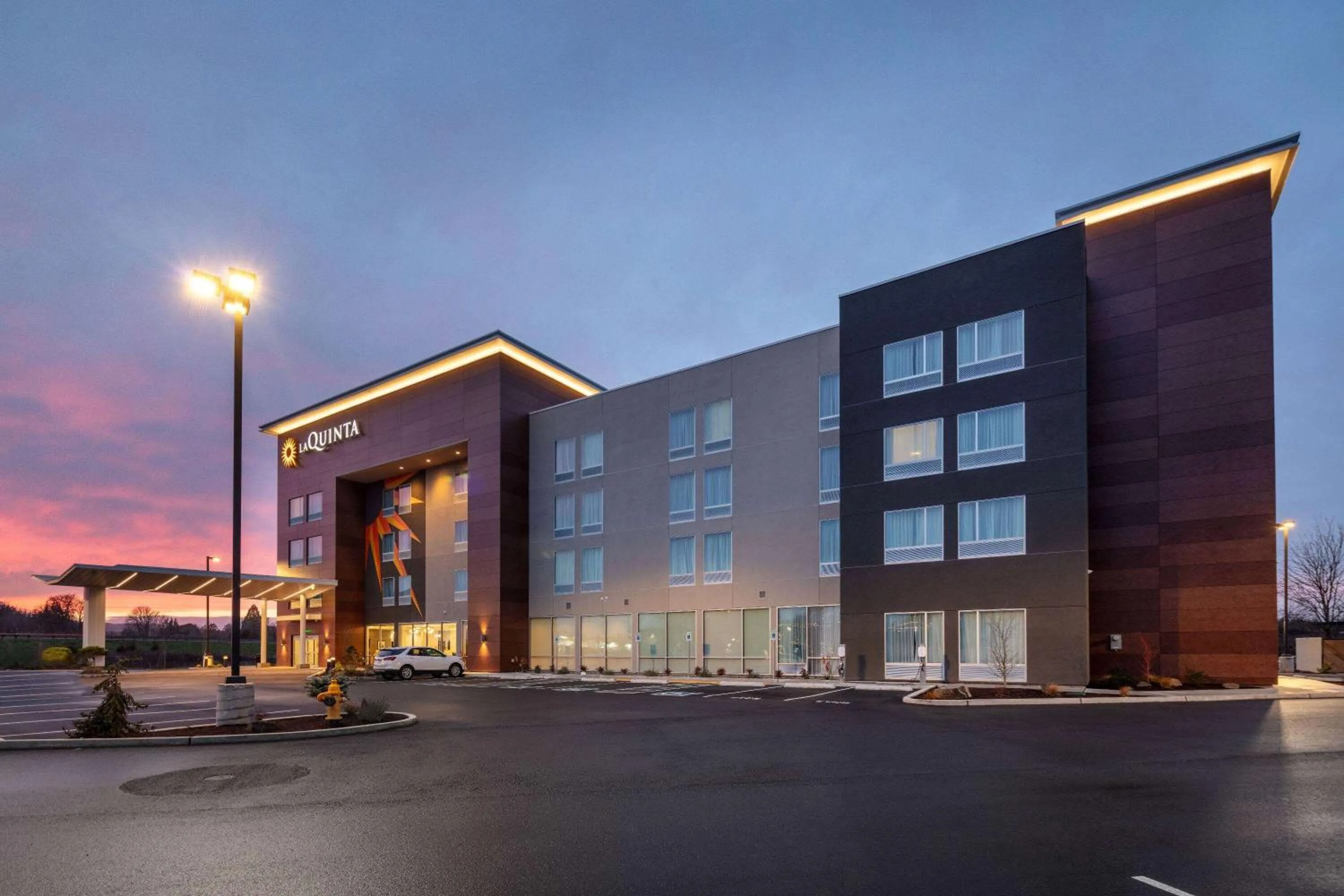Property building in La Quinta Inn & Suites by Wyndham Centralia