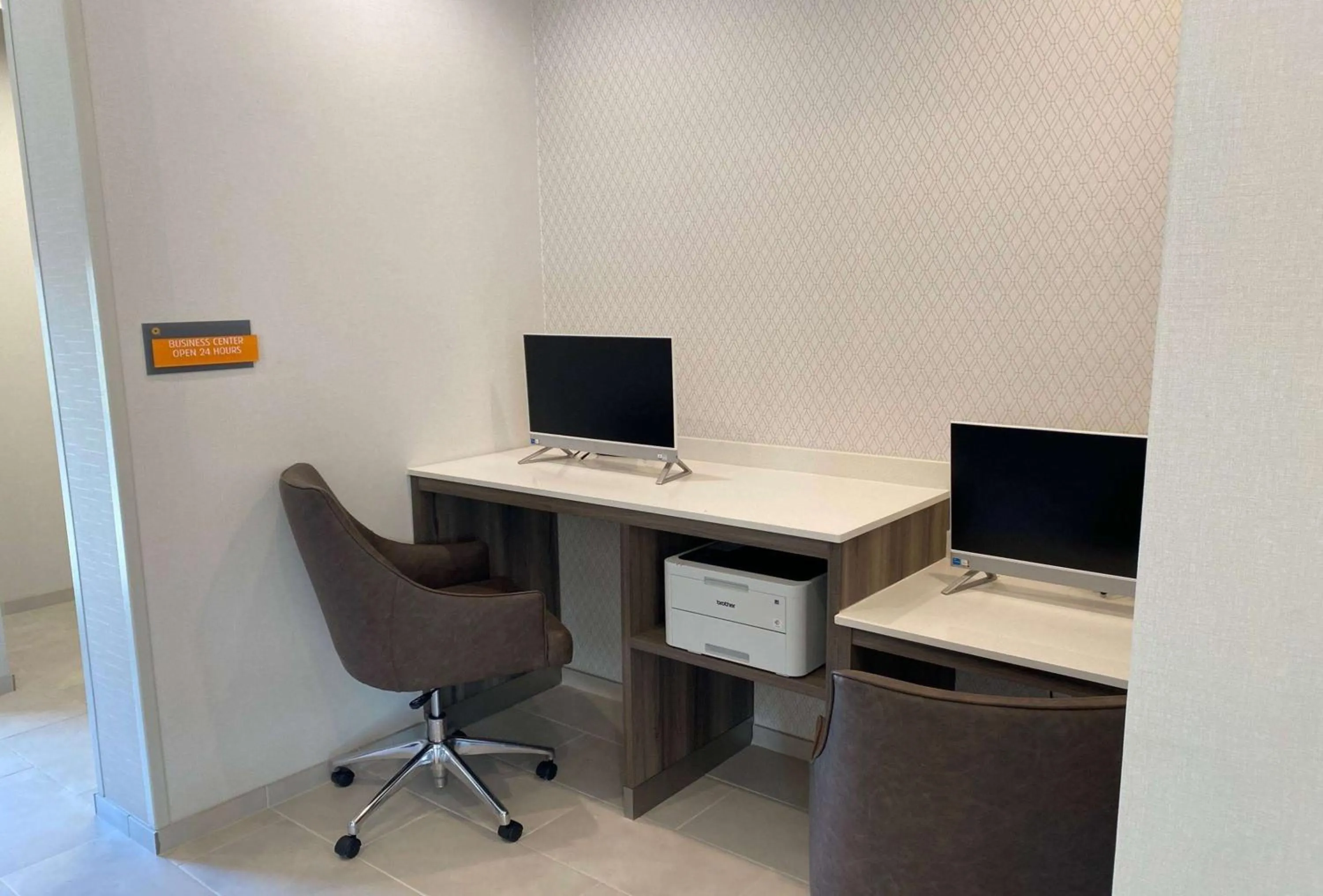 Business facilities in La Quinta Inn & Suites by Wyndham Centralia