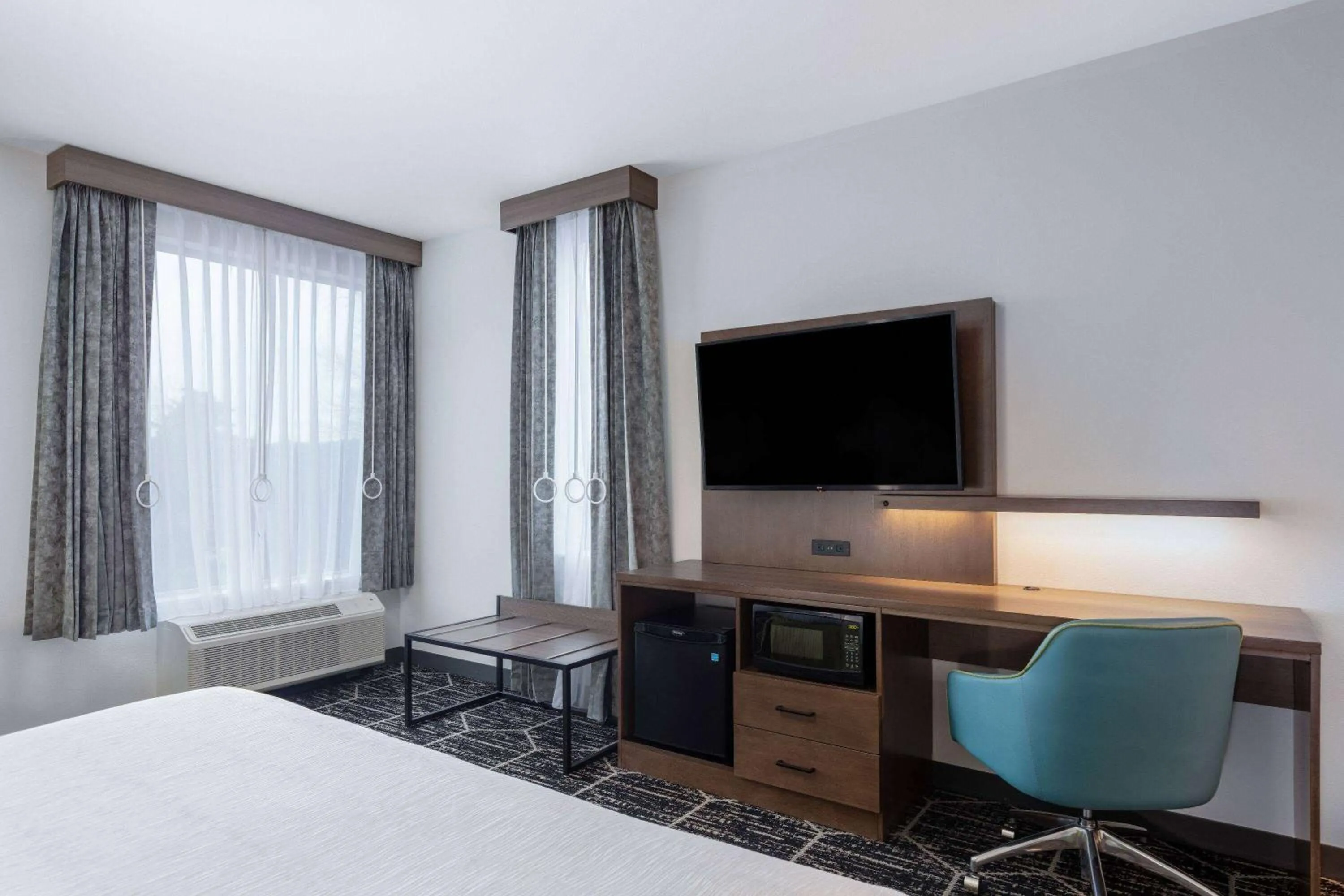 Photo of the whole room, Bed in La Quinta Inn & Suites by Wyndham Centralia