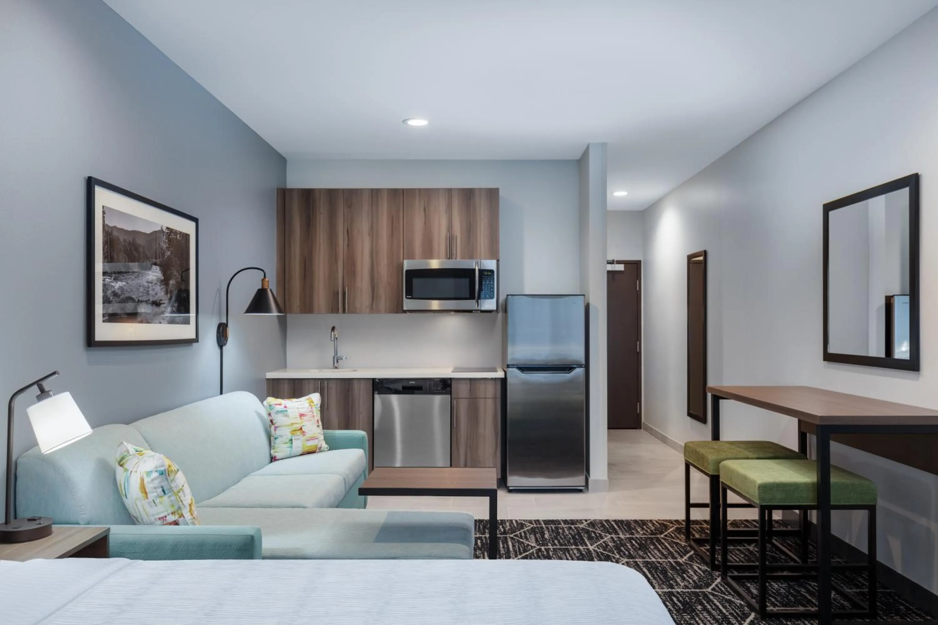 Kitchen or kitchenette, Bed in La Quinta Inn & Suites by Wyndham Centralia