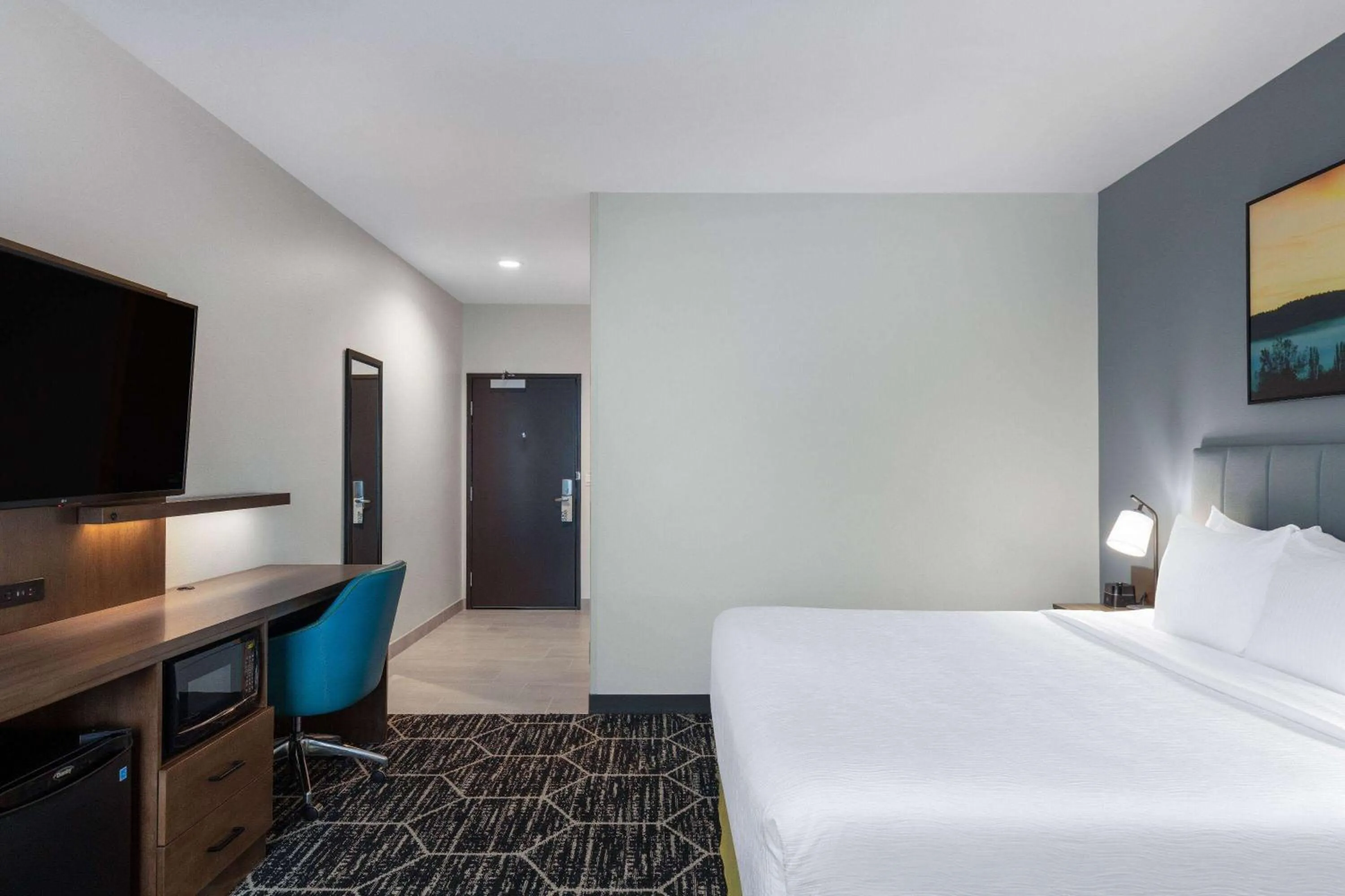 Photo of the whole room, Bed in La Quinta Inn & Suites by Wyndham Centralia