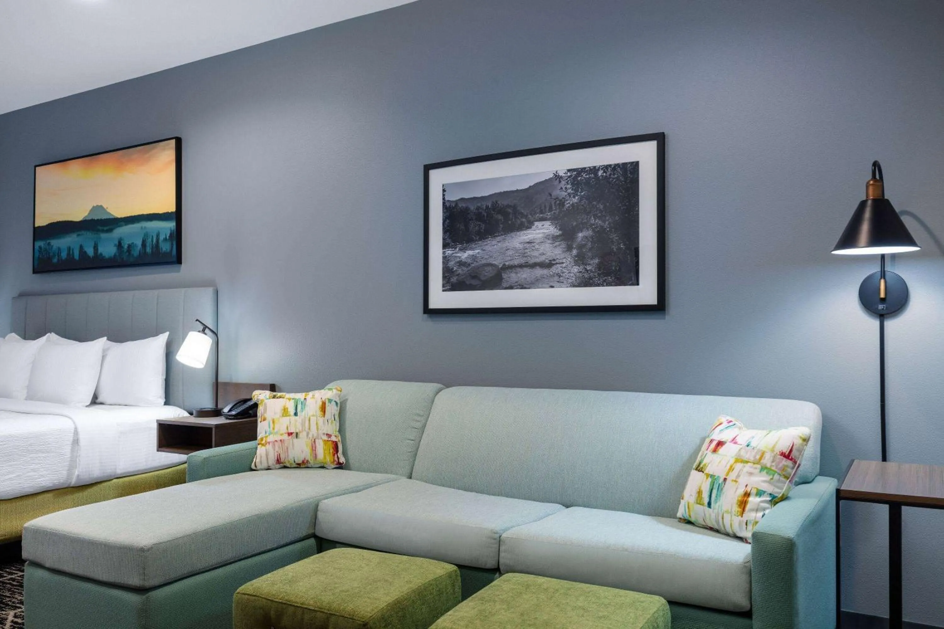 Bed in La Quinta Inn & Suites by Wyndham Centralia