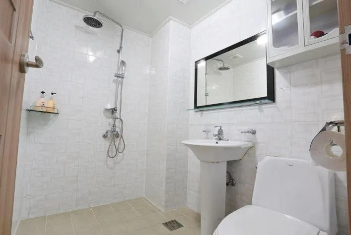 Shower in HY Choi Hostel