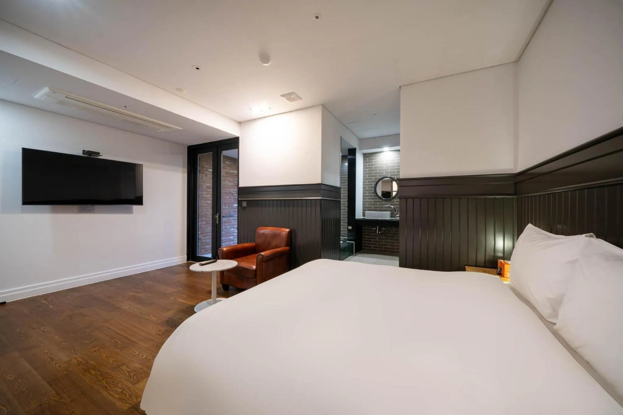 Photo of the whole room, Bed in JB Design Hotel