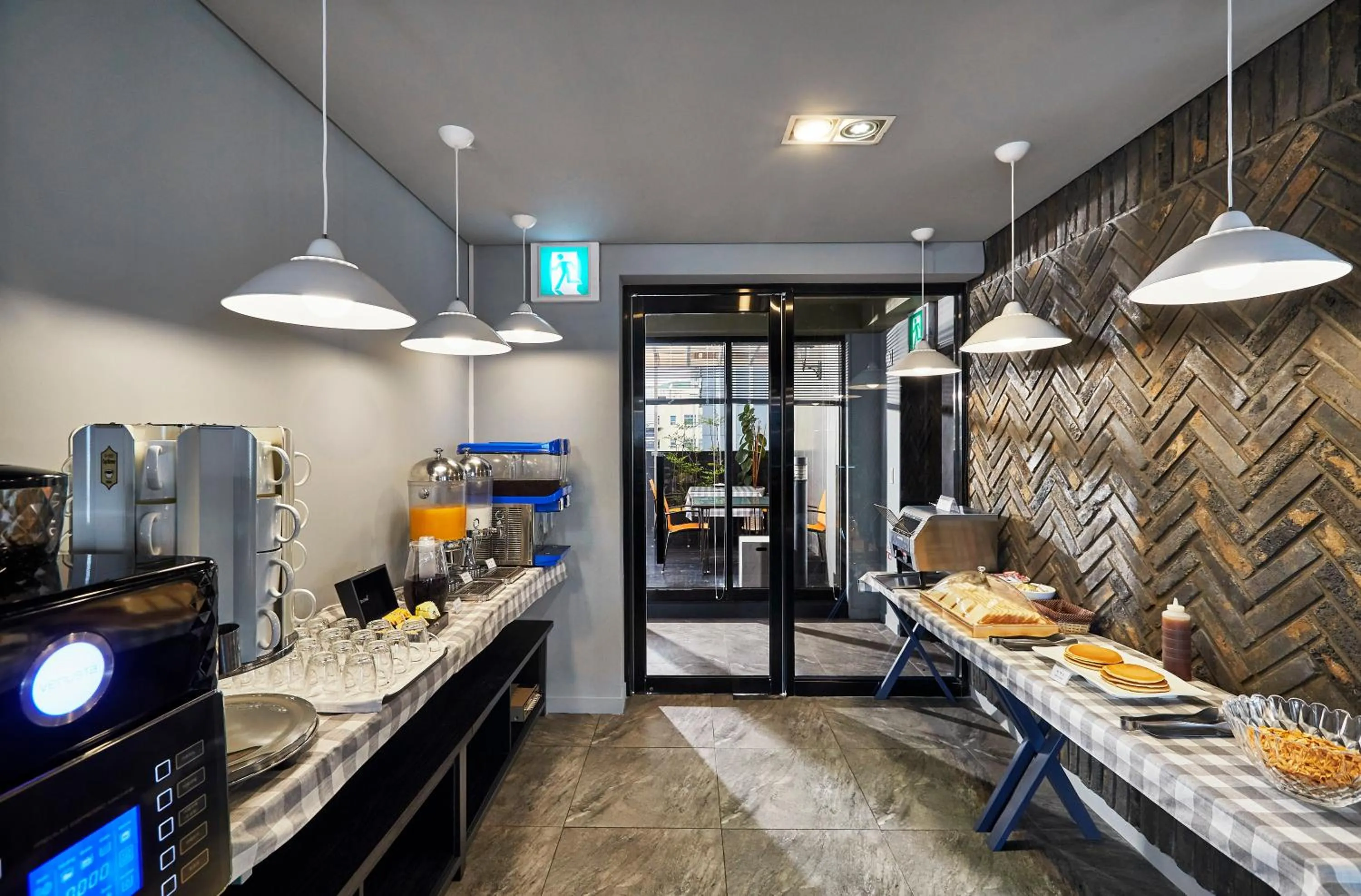 Restaurant/places to eat in JB Design Hotel