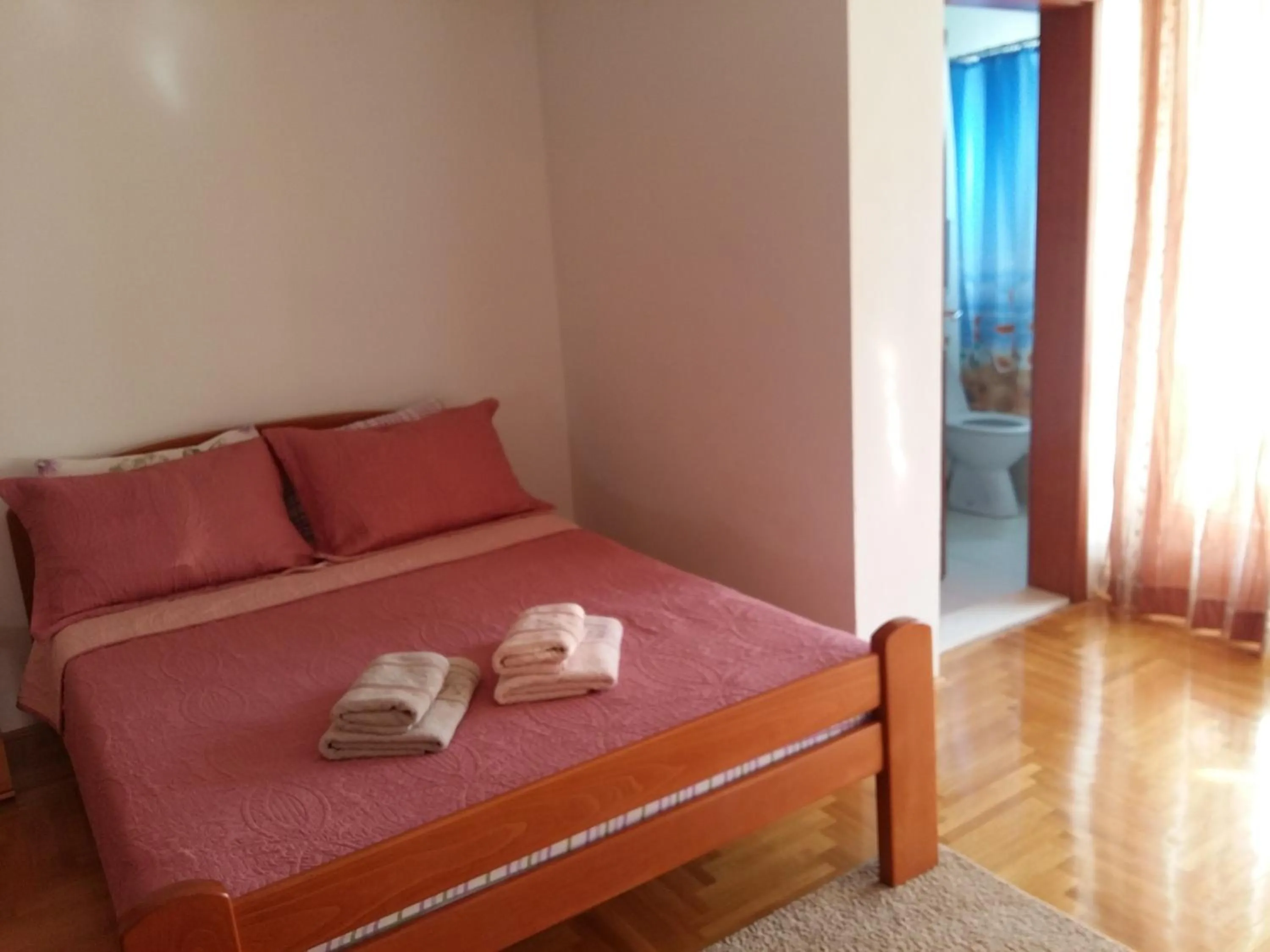 Decorative detail, Bed in Lazar Apartments
