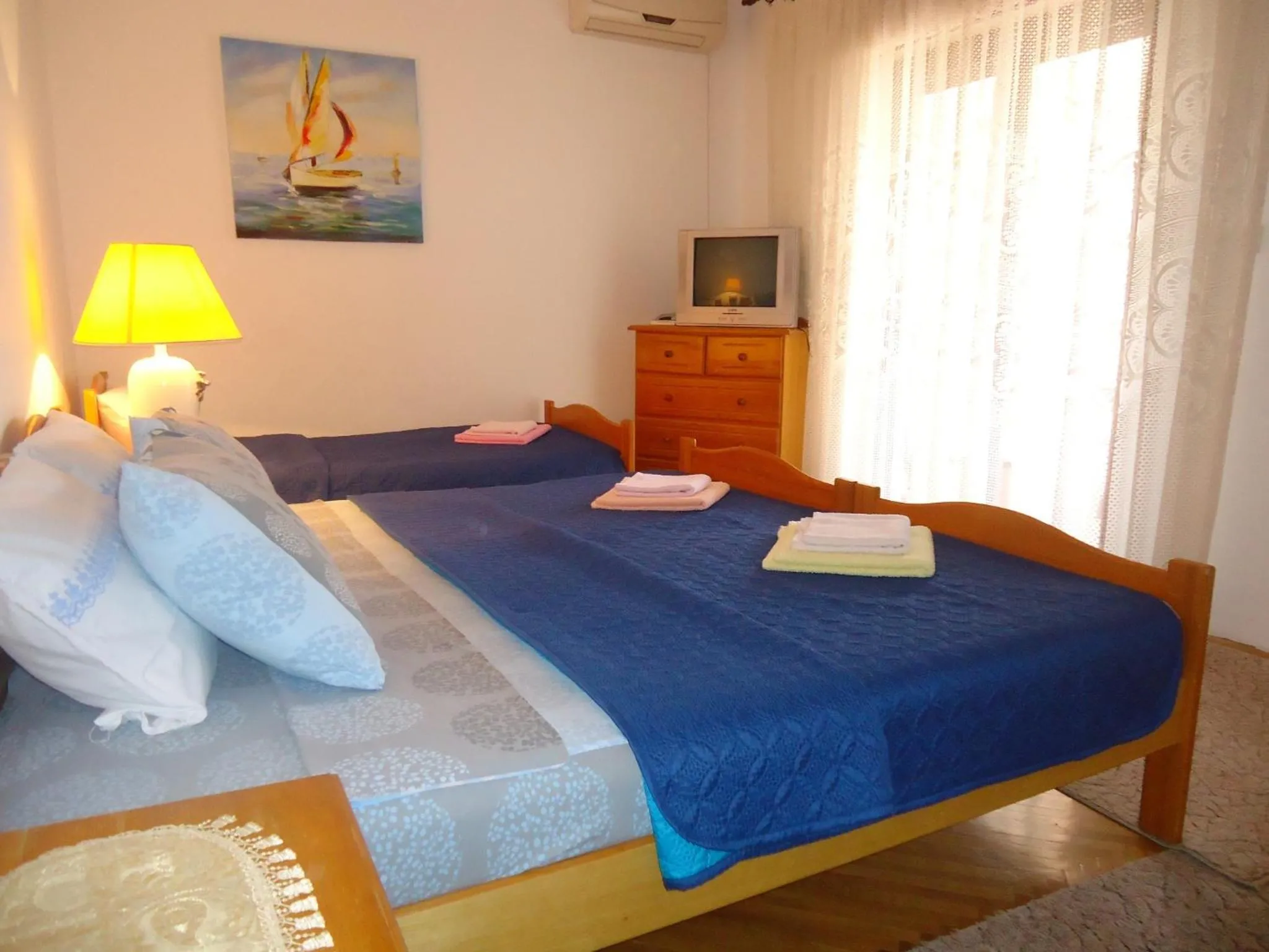 Decorative detail, Bed in Lazar Apartments