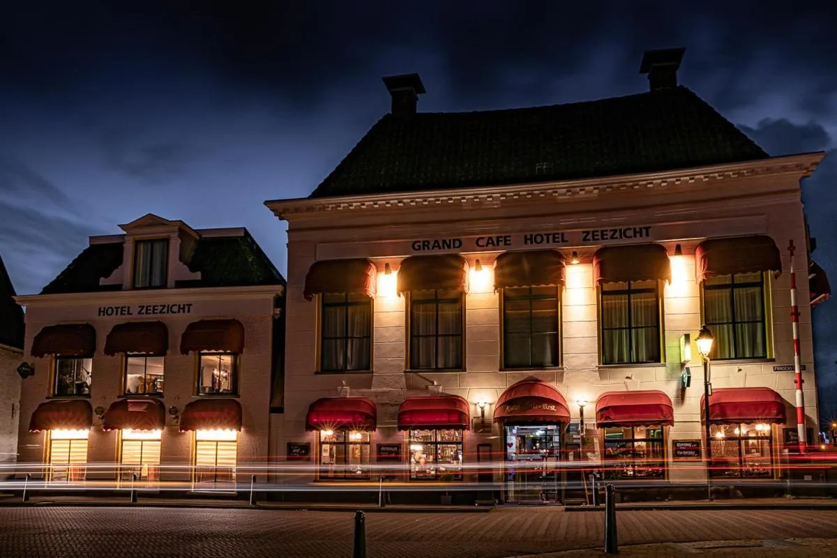 Night in Hotel Zeezicht