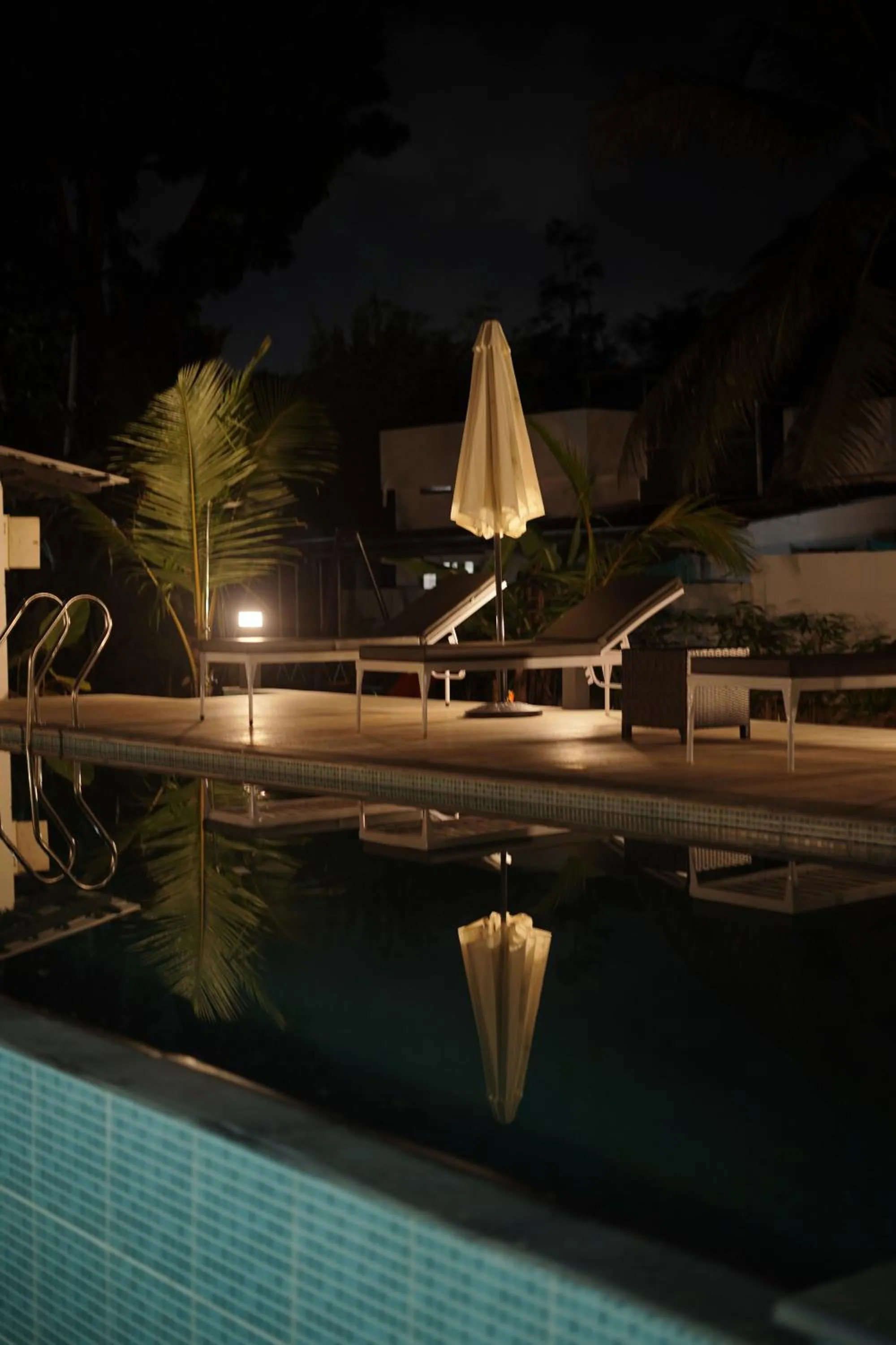 Swimming pool in Alfred Place