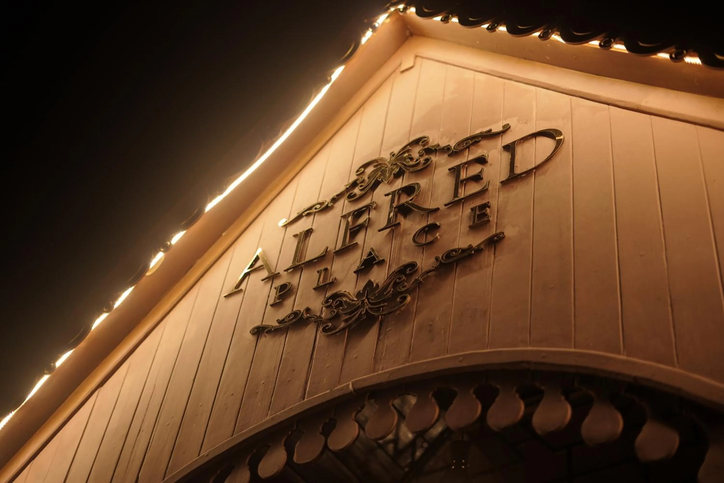 Facade/entrance in Alfred Place