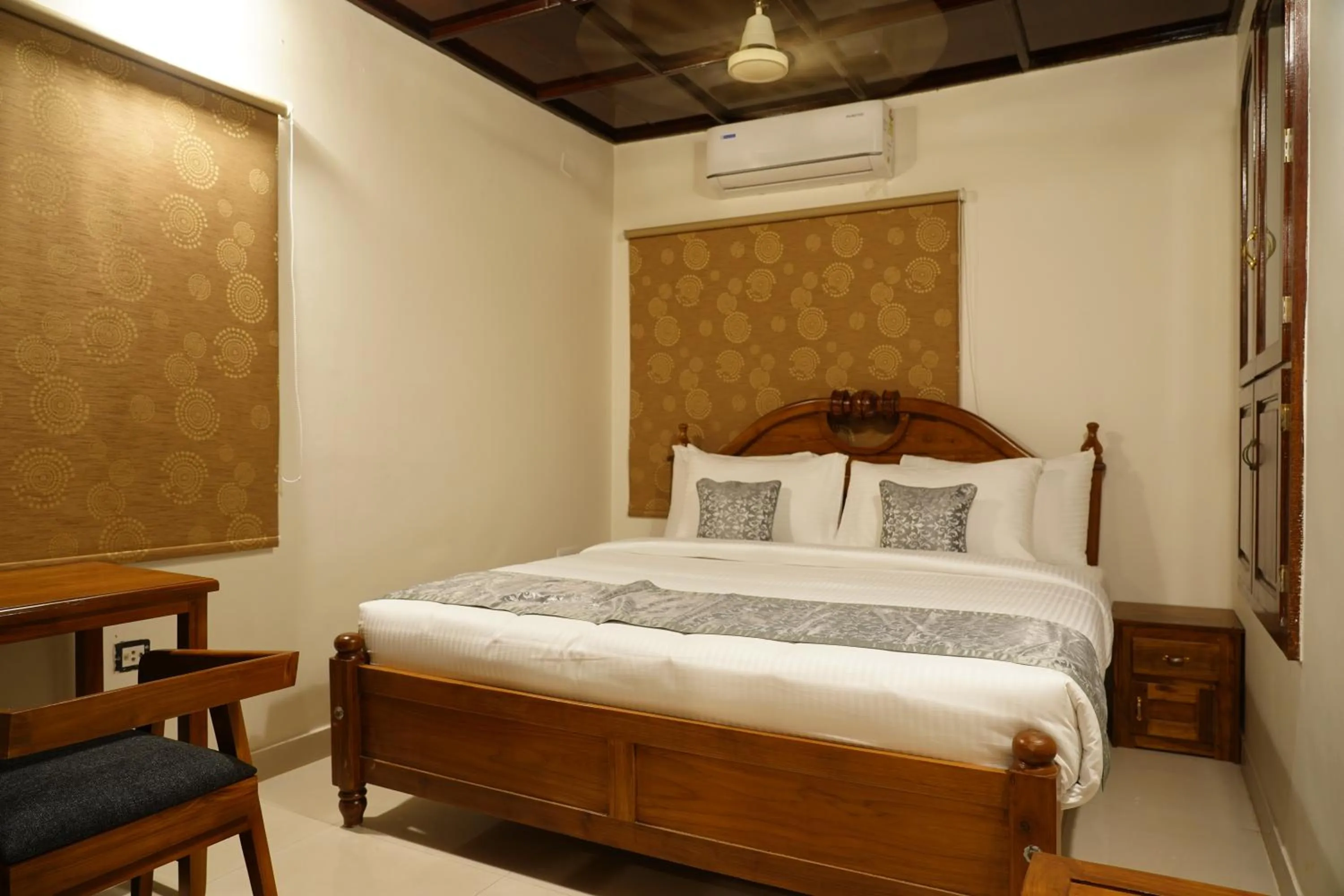 Photo of the whole room, Bed in Alfred Place