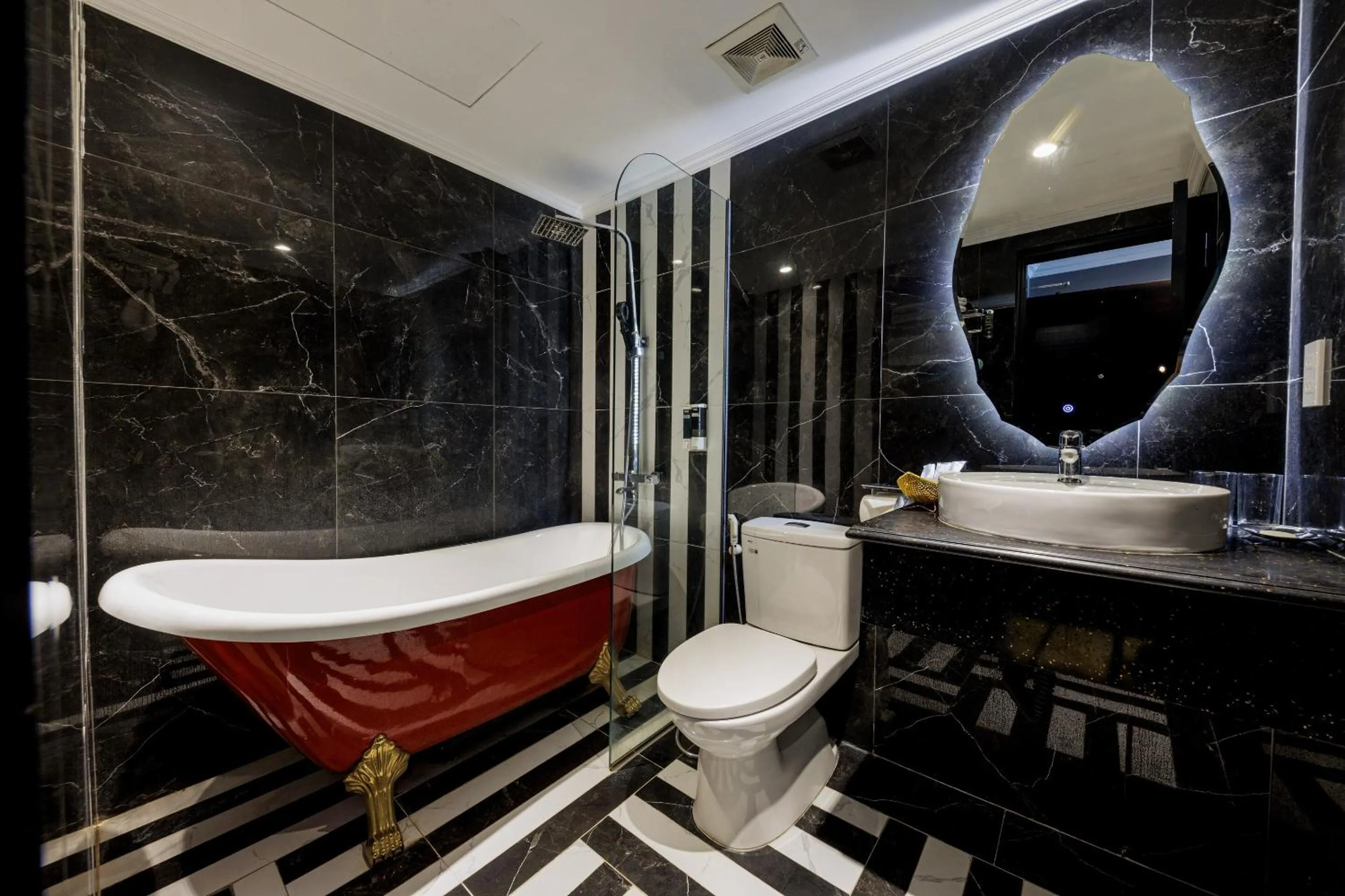 Bathroom in Collection O Le Grand Hanoi hotel - The Sun