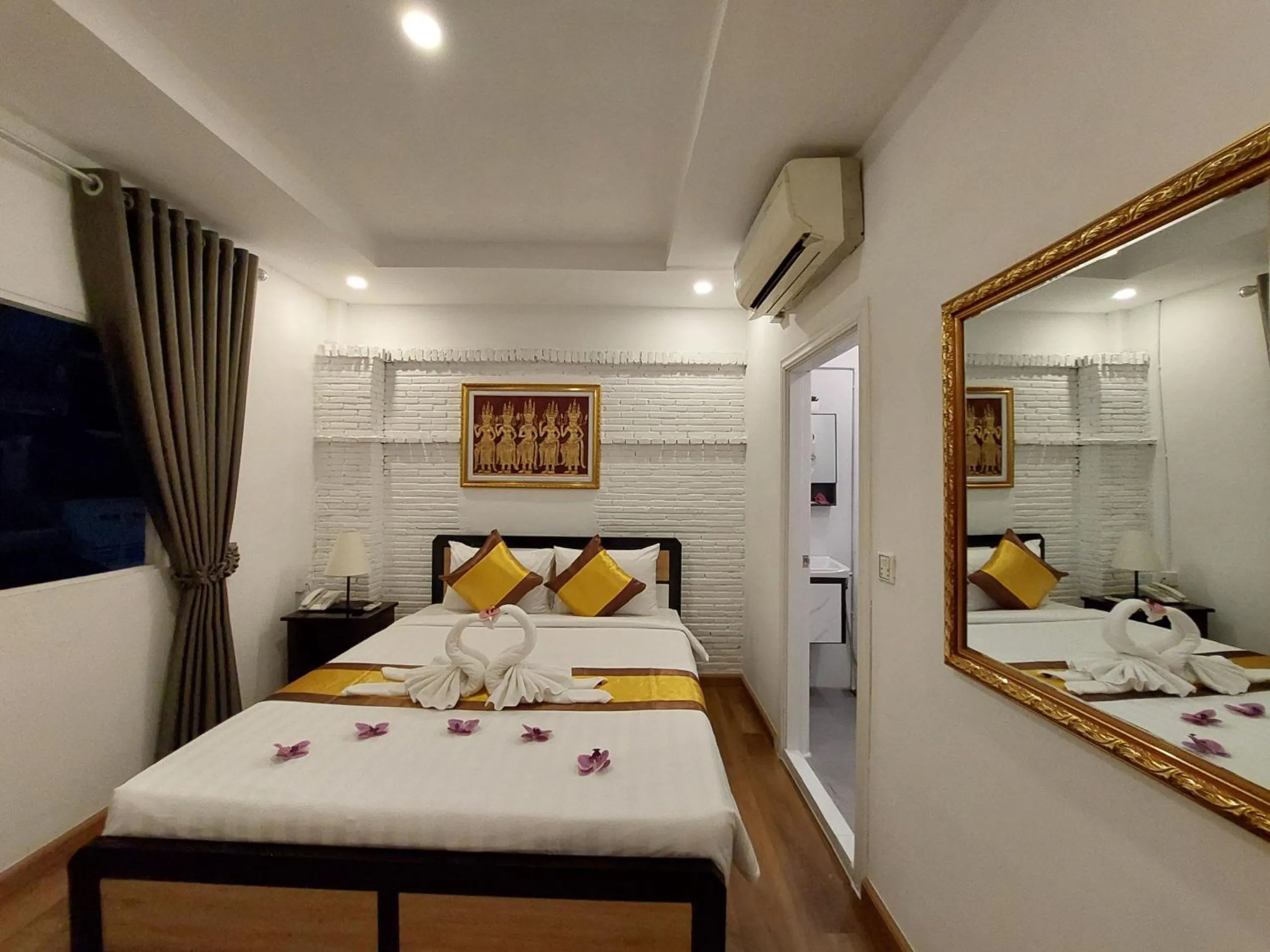 Bed in Sun Chakra Boutique Hotel - 50m to Museum & Royal Palace & Walking street