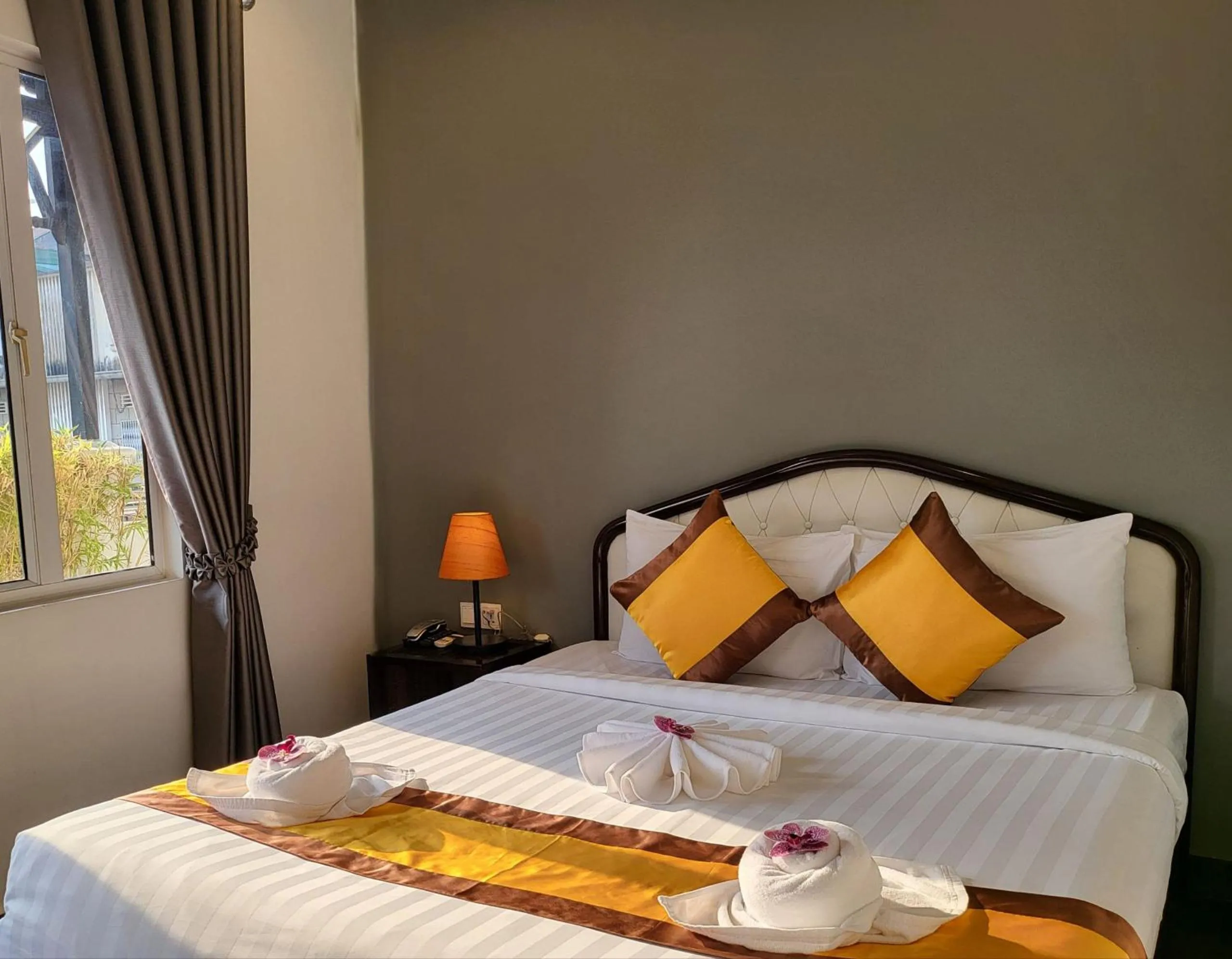 Bed in Sun Chakra Boutique Hotel - 50m to Museum & Royal Palace & Walking street