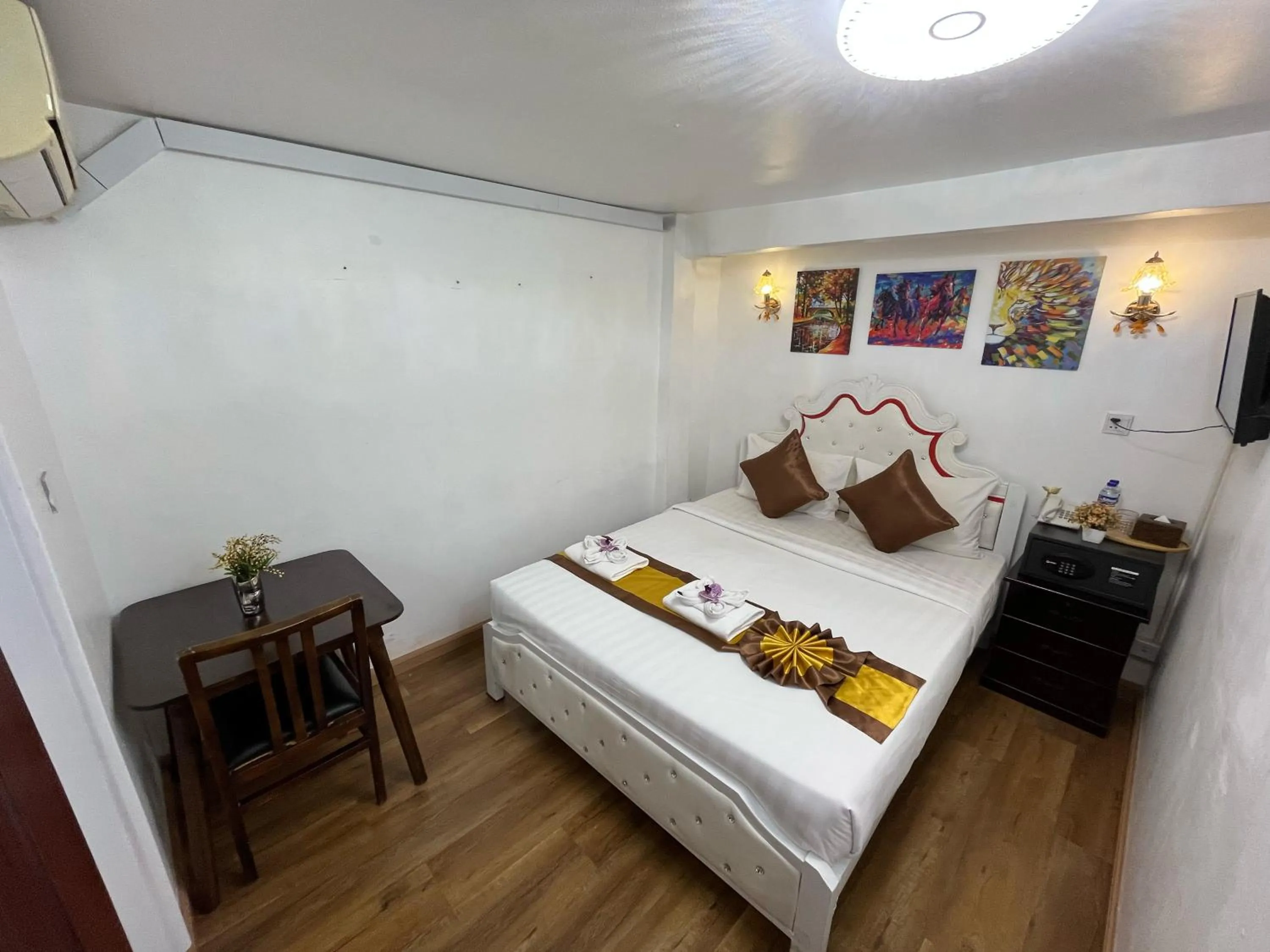 Bed in Sun Chakra Boutique Hotel - 50m to Museum & Royal Palace & Walking street