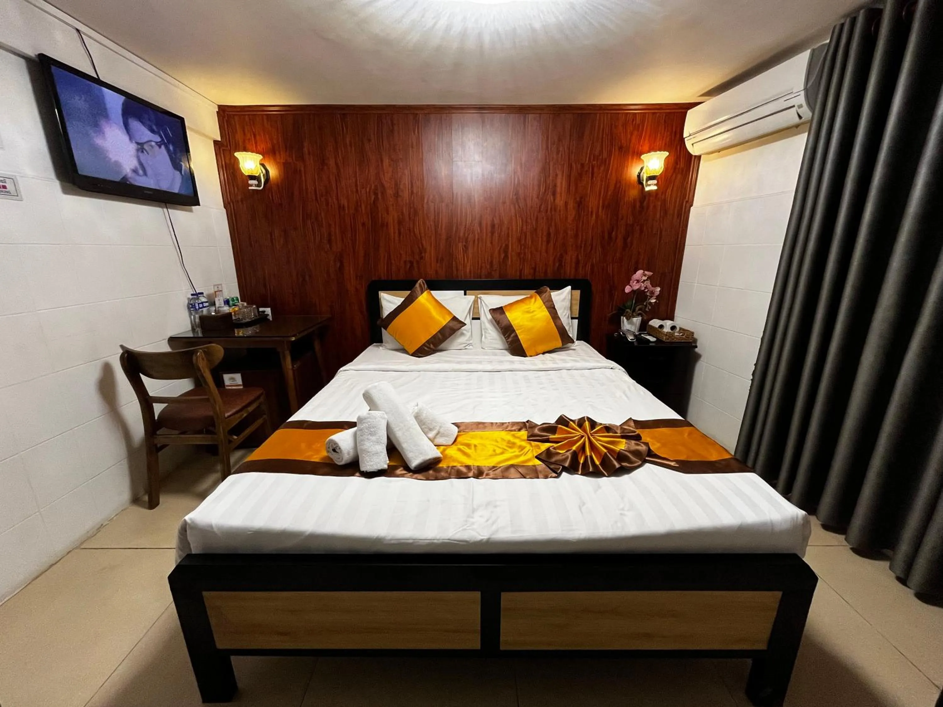 Bed in Sun Chakra Boutique Hotel - 50m to Museum & Royal Palace & Walking street
