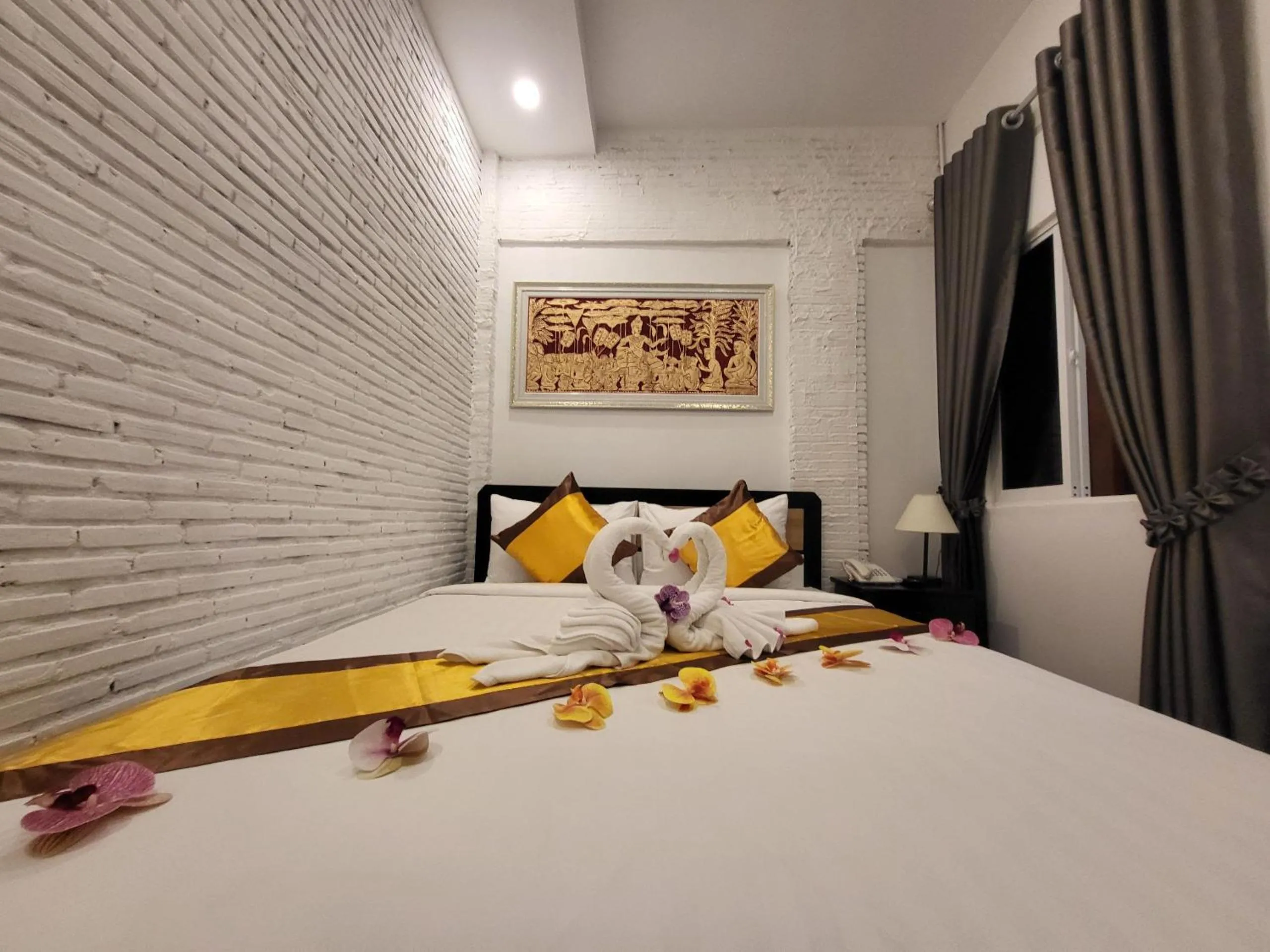 Bed in Sun Chakra Boutique Hotel - 50m to Museum & Royal Palace & Walking street