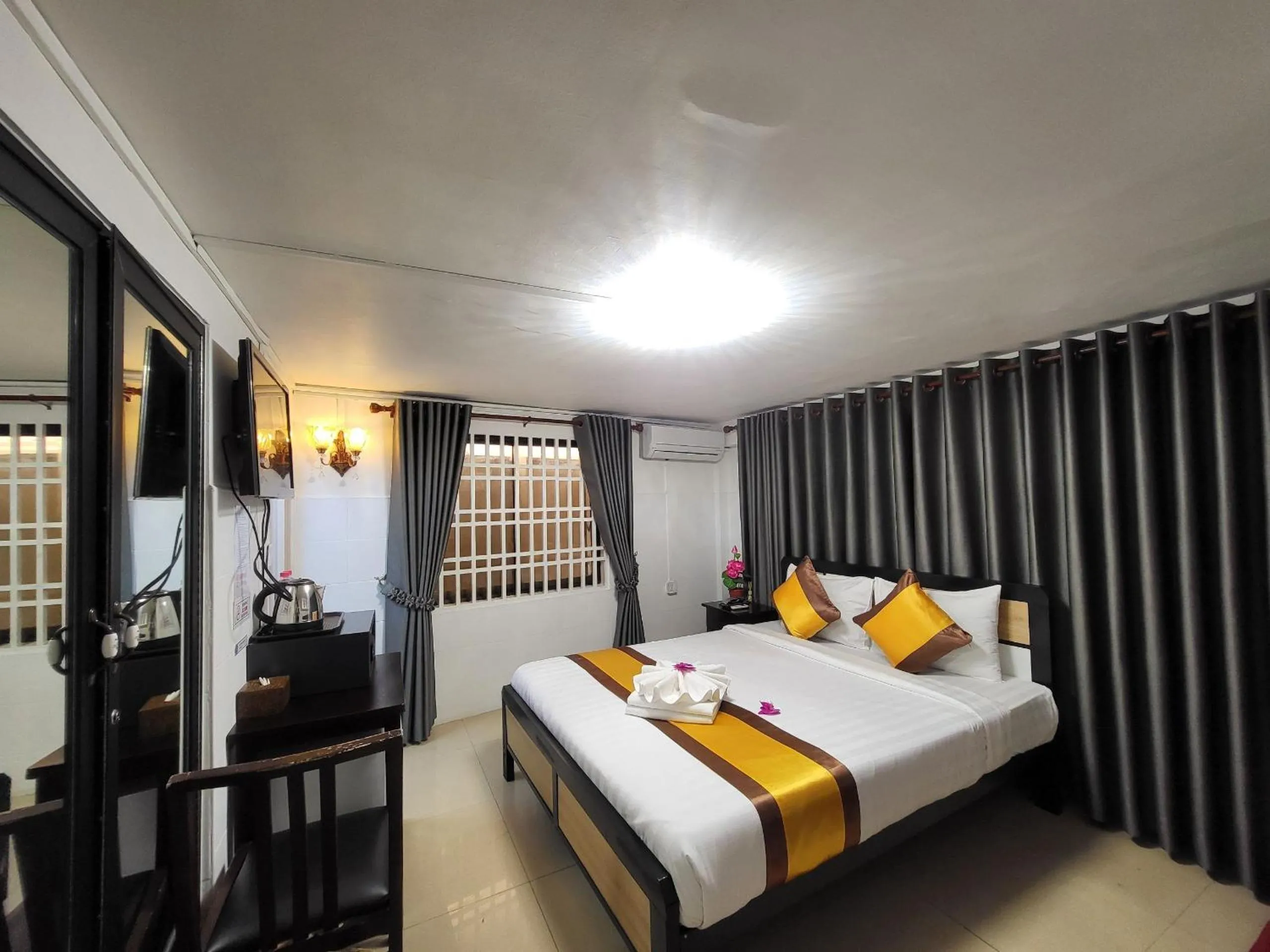 Bed in Sun Chakra Boutique Hotel - 50m to Museum & Royal Palace & Walking street