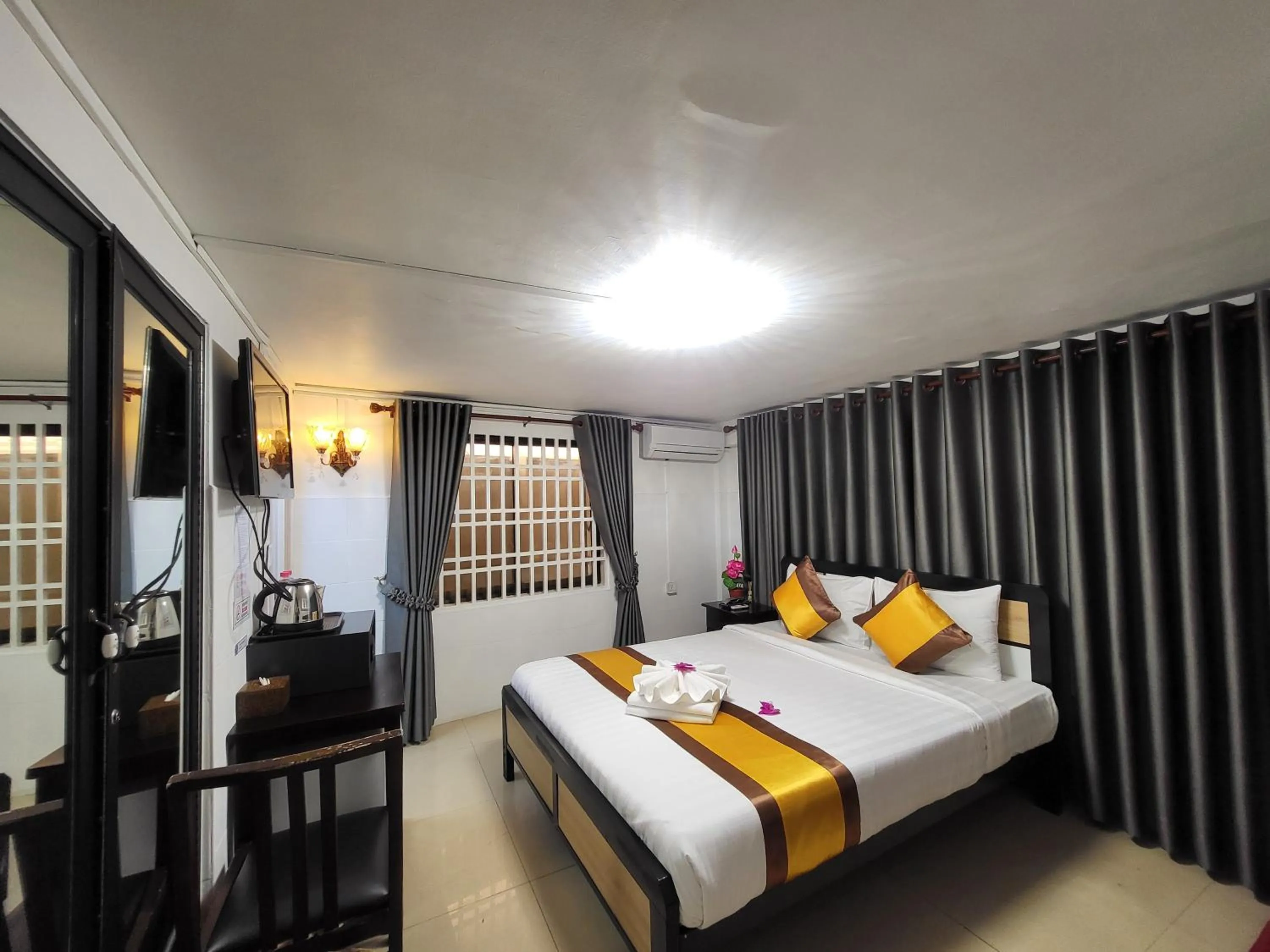 Bed in Sun Chakra Boutique Hotel - 50m to Museum & Royal Palace & Walking street