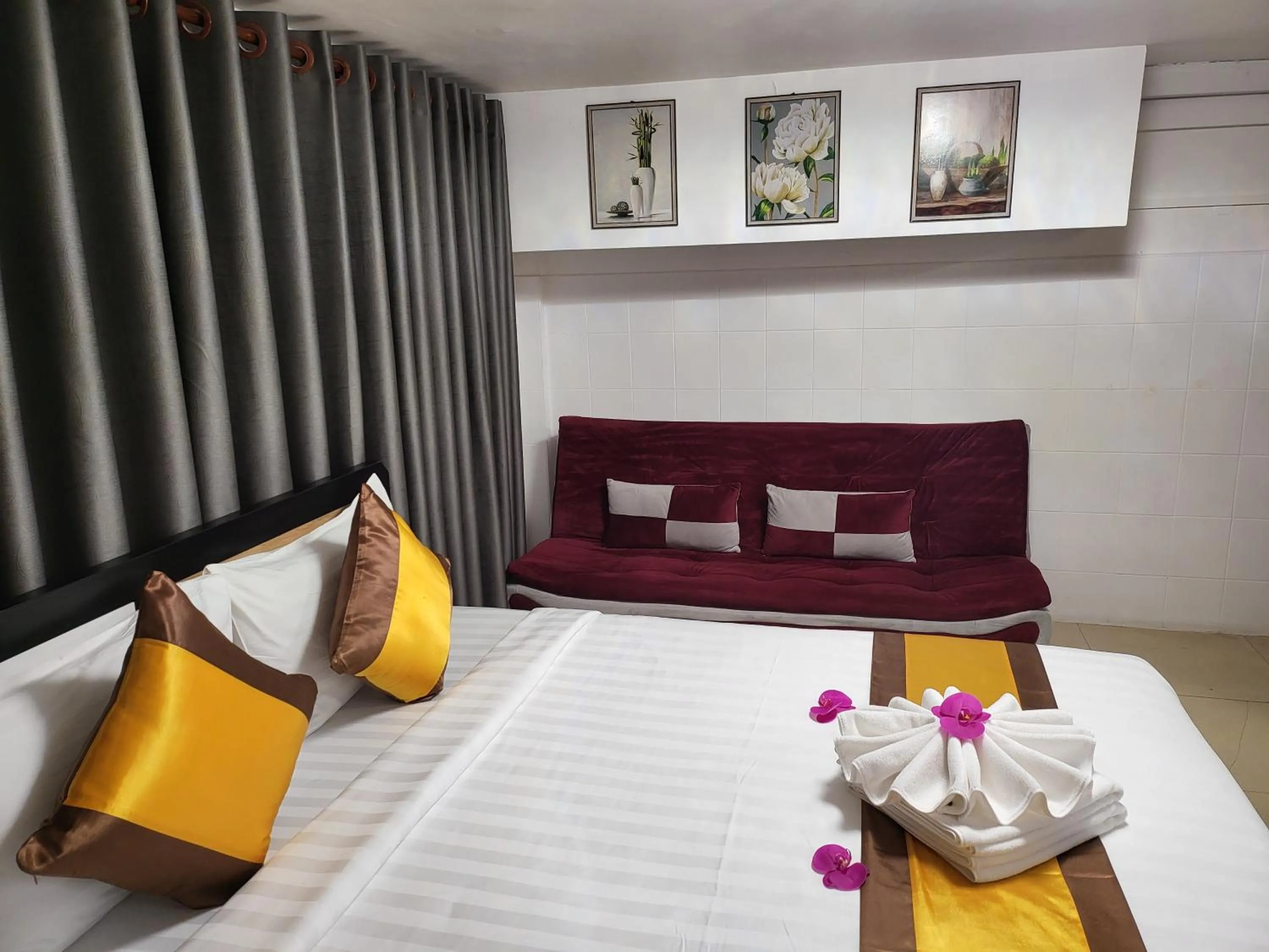 Bed in Sun Chakra Boutique Hotel - 50m to Museum & Royal Palace & Walking street