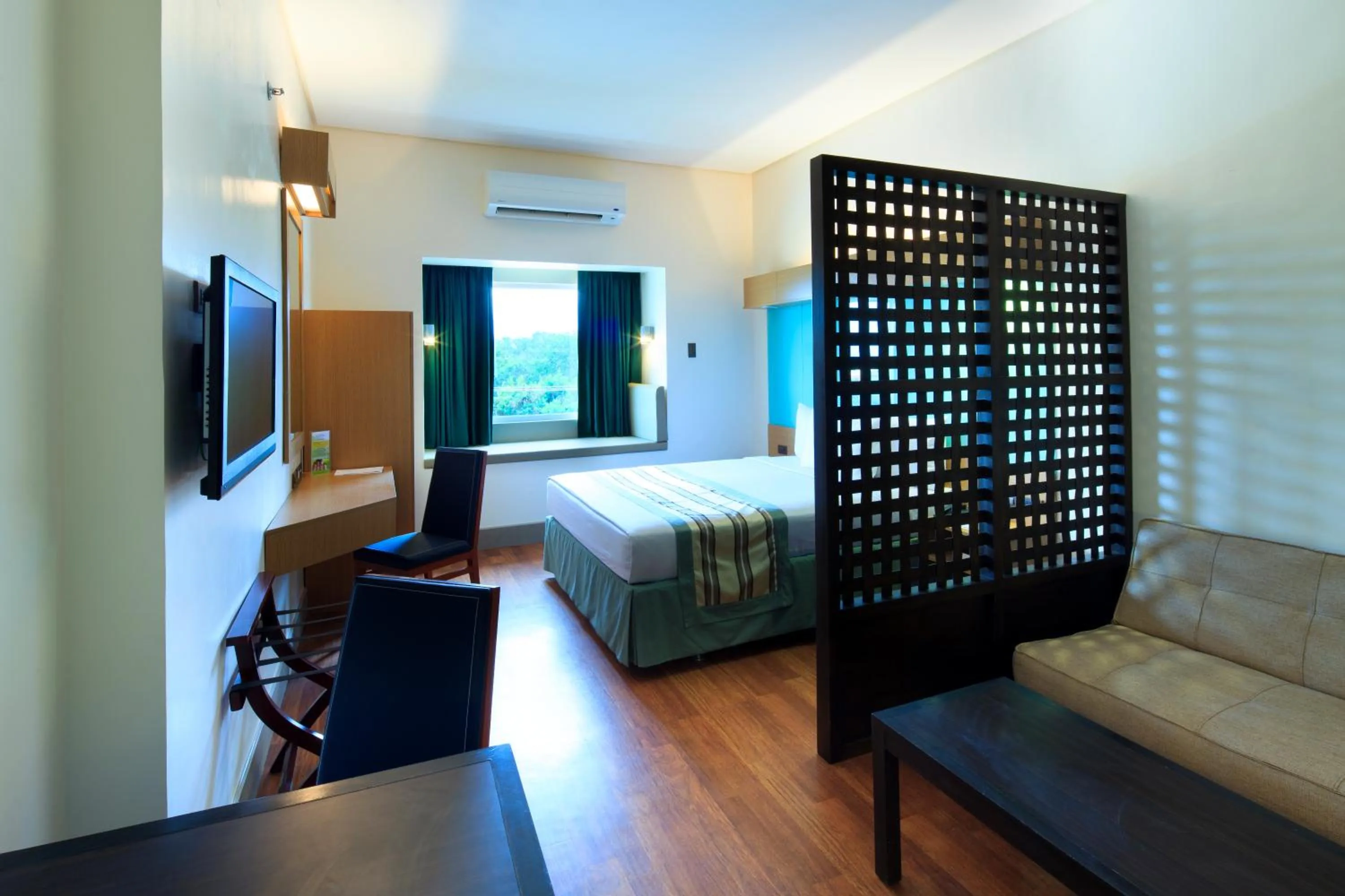 Day, Bed in Microtel by Wyndham South Forbes near Nuvali