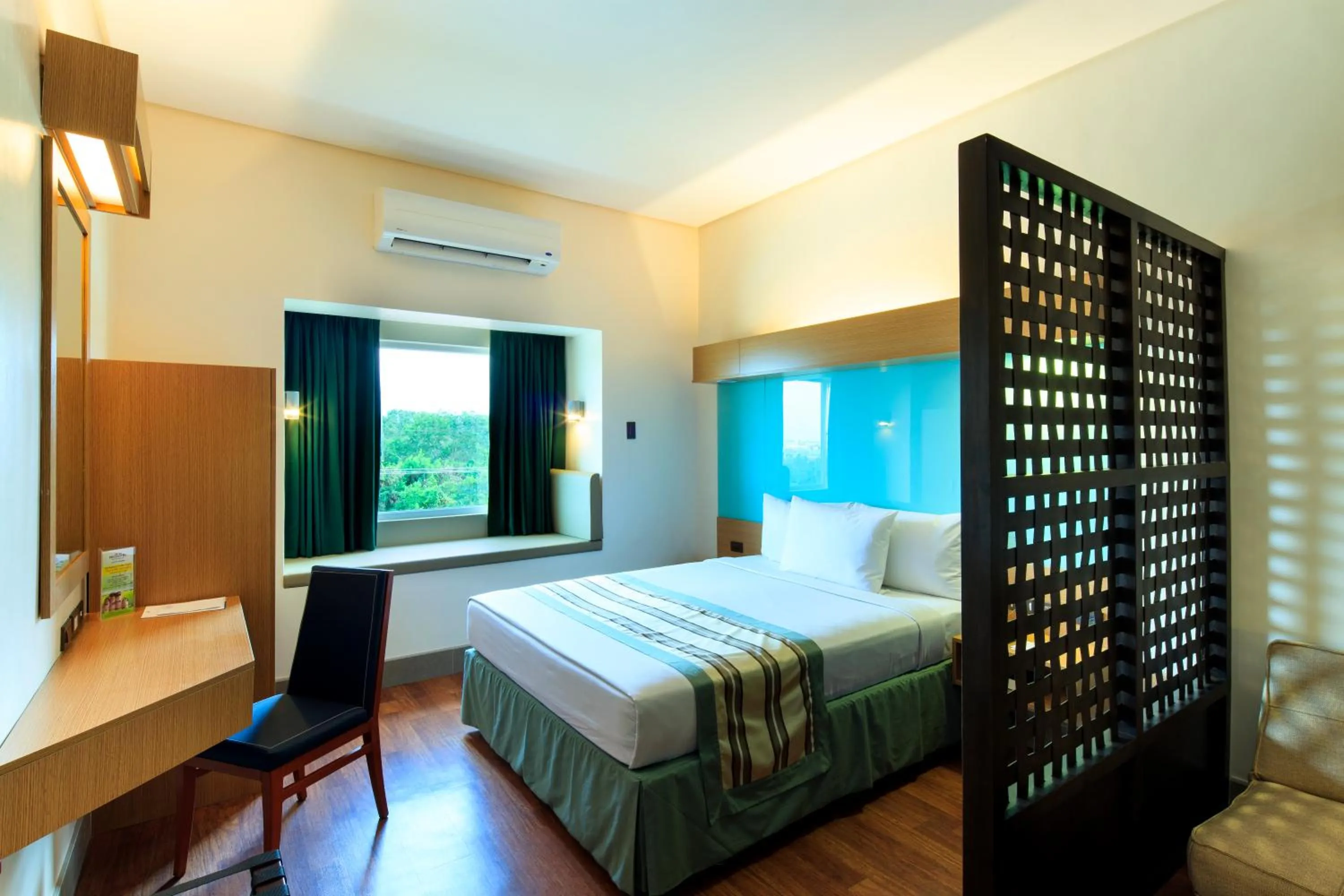 Day, Bed in Microtel by Wyndham South Forbes near Nuvali