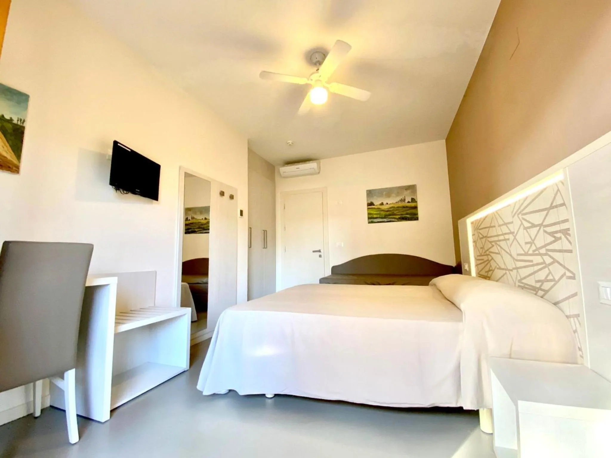 Bedroom, Bed in Hotel Maioli B&B