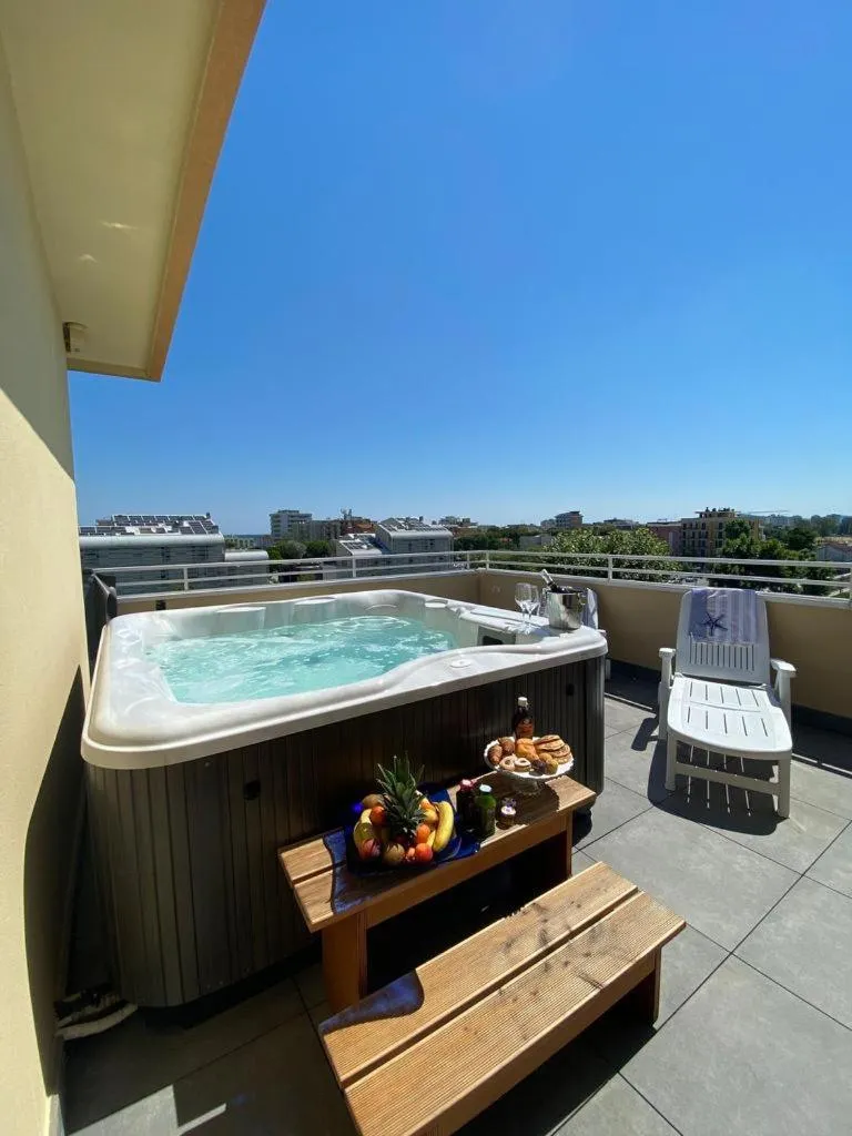 Hot Tub in Hotel Maioli B&B