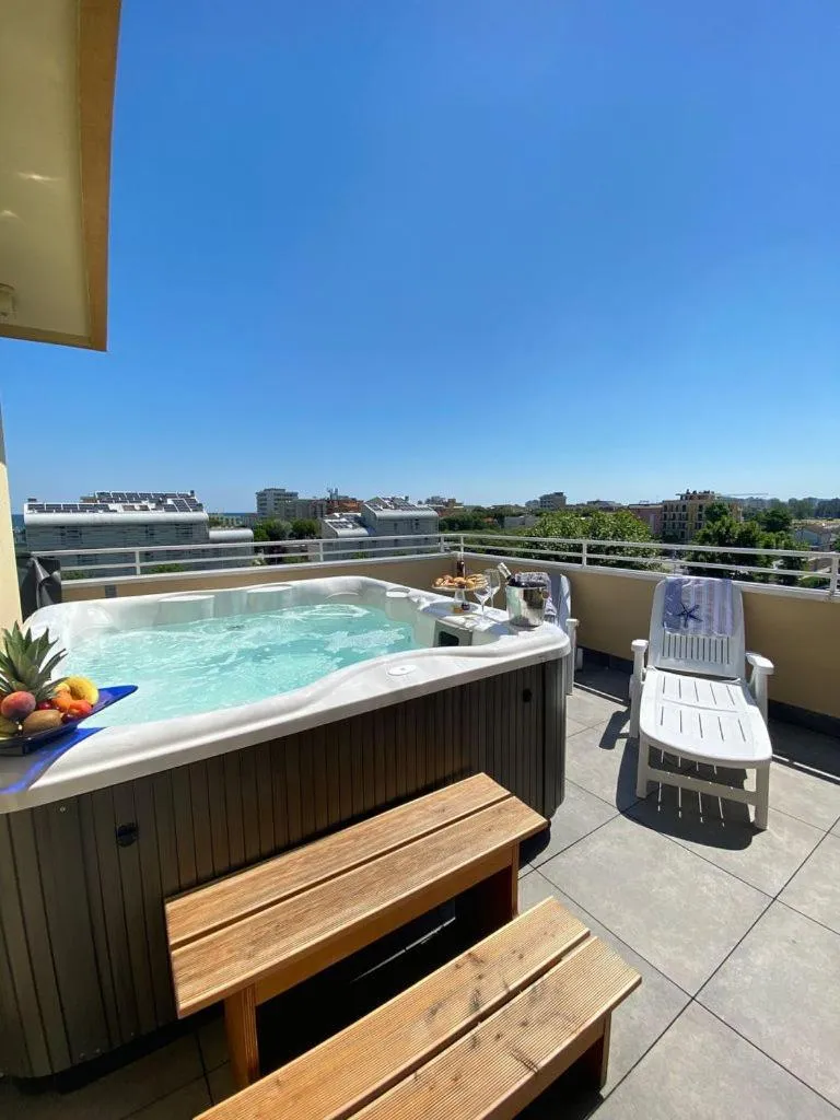 Hot Tub in Hotel Maioli B&B