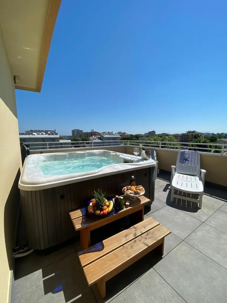 Hot Tub in Hotel Maioli B&B