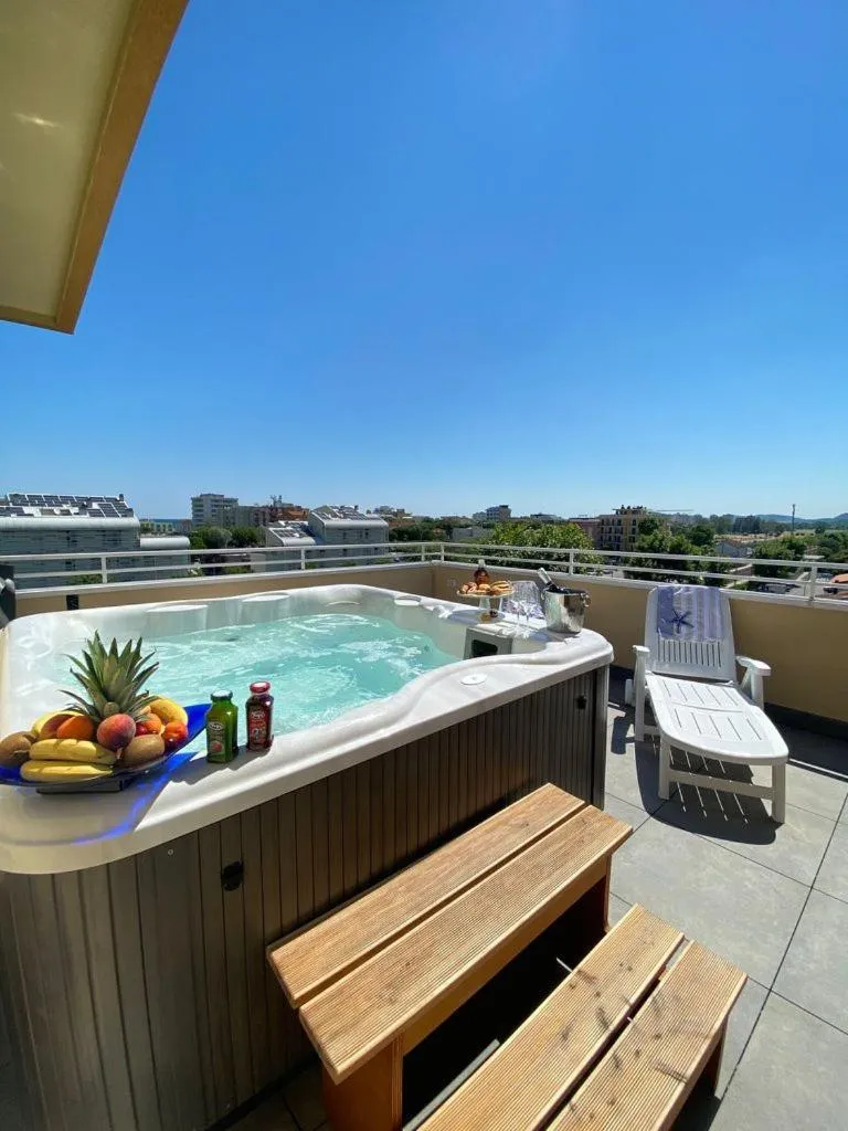 Hot Tub in Hotel Maioli B&B