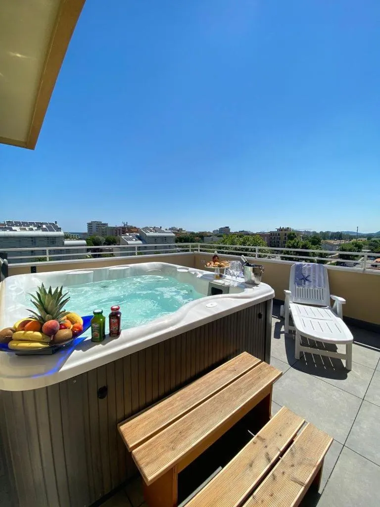Hot Tub in Hotel Maioli B&B
