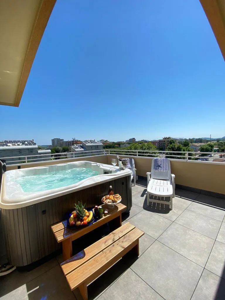 Hot Tub in Hotel Maioli B&B