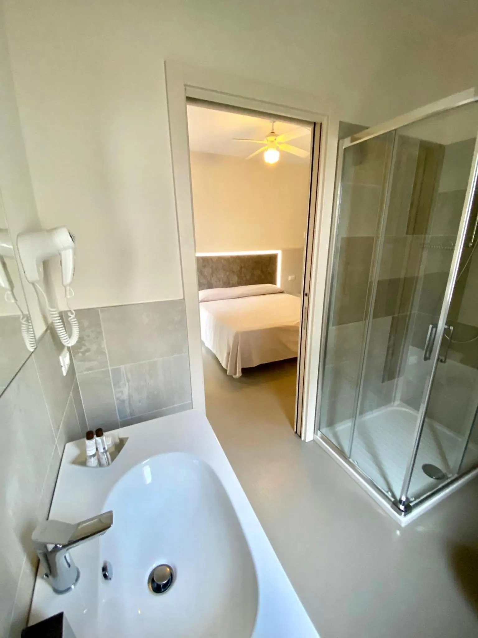 Bathroom, Bed in Hotel Maioli B&B