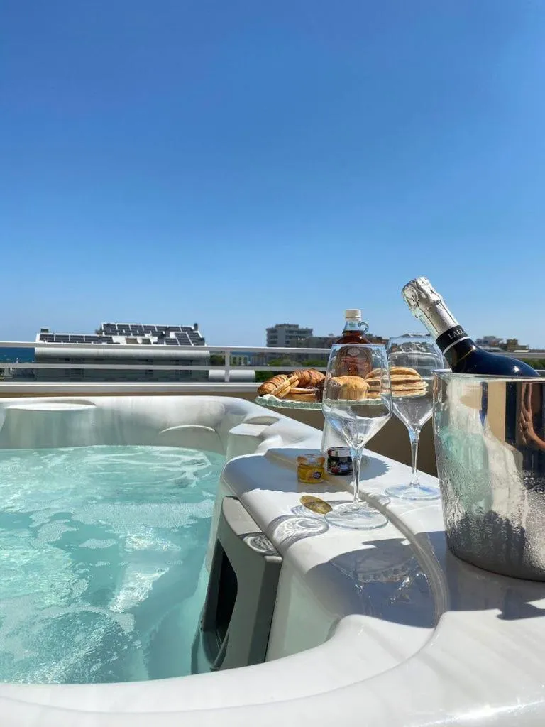 Hot Tub in Hotel Maioli B&B